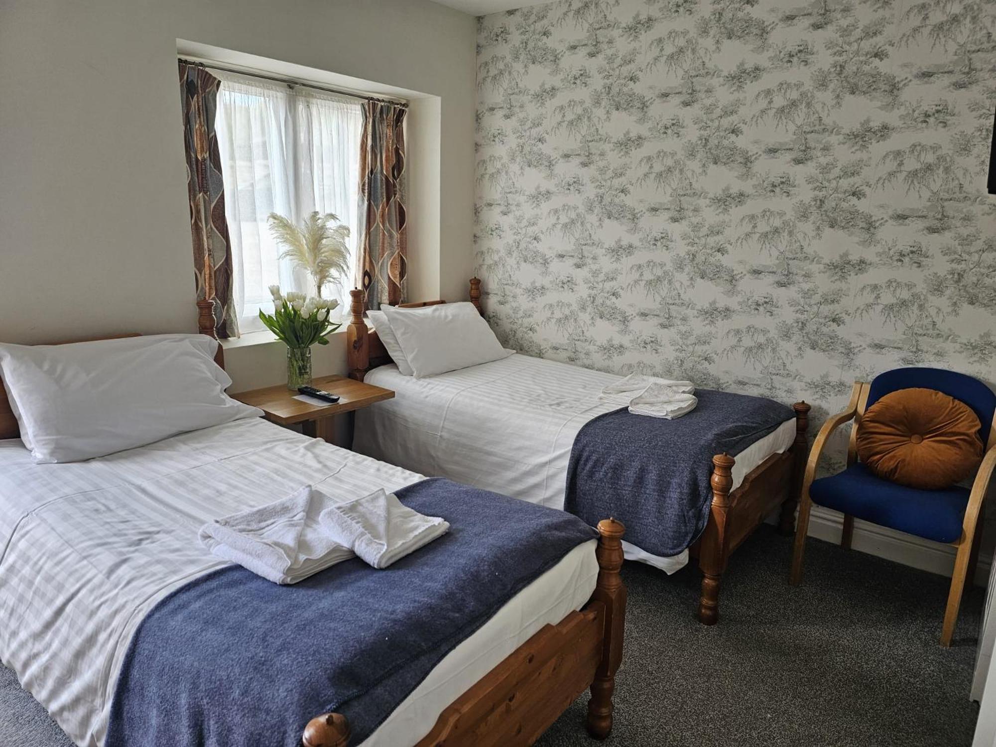 Twin Room with Private Bathroom photo 2