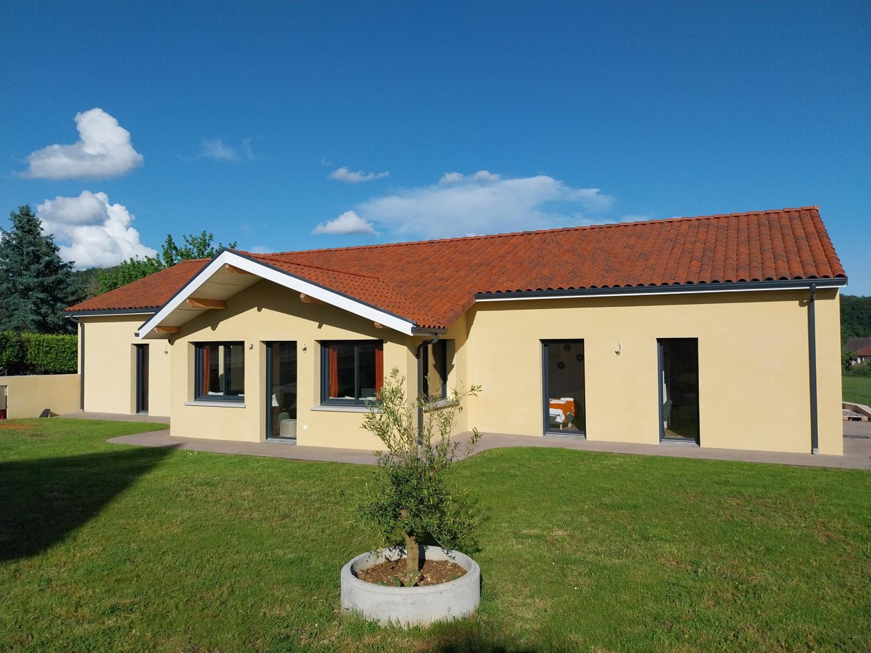 Six-Bedroom House photo 3