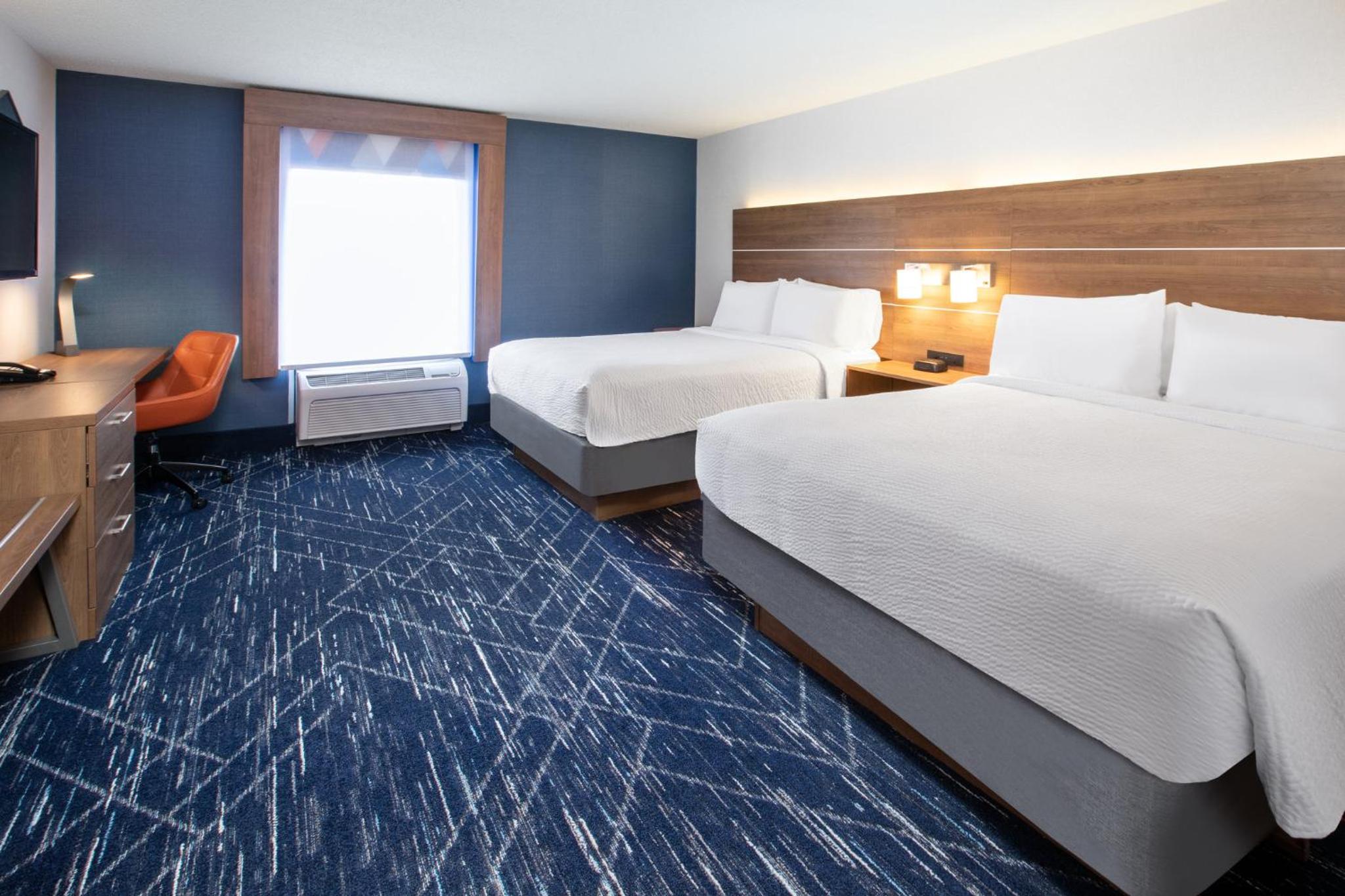 Standard Queen Room with Two Queen Beds and Mobility Accessible Tub - Photo 3