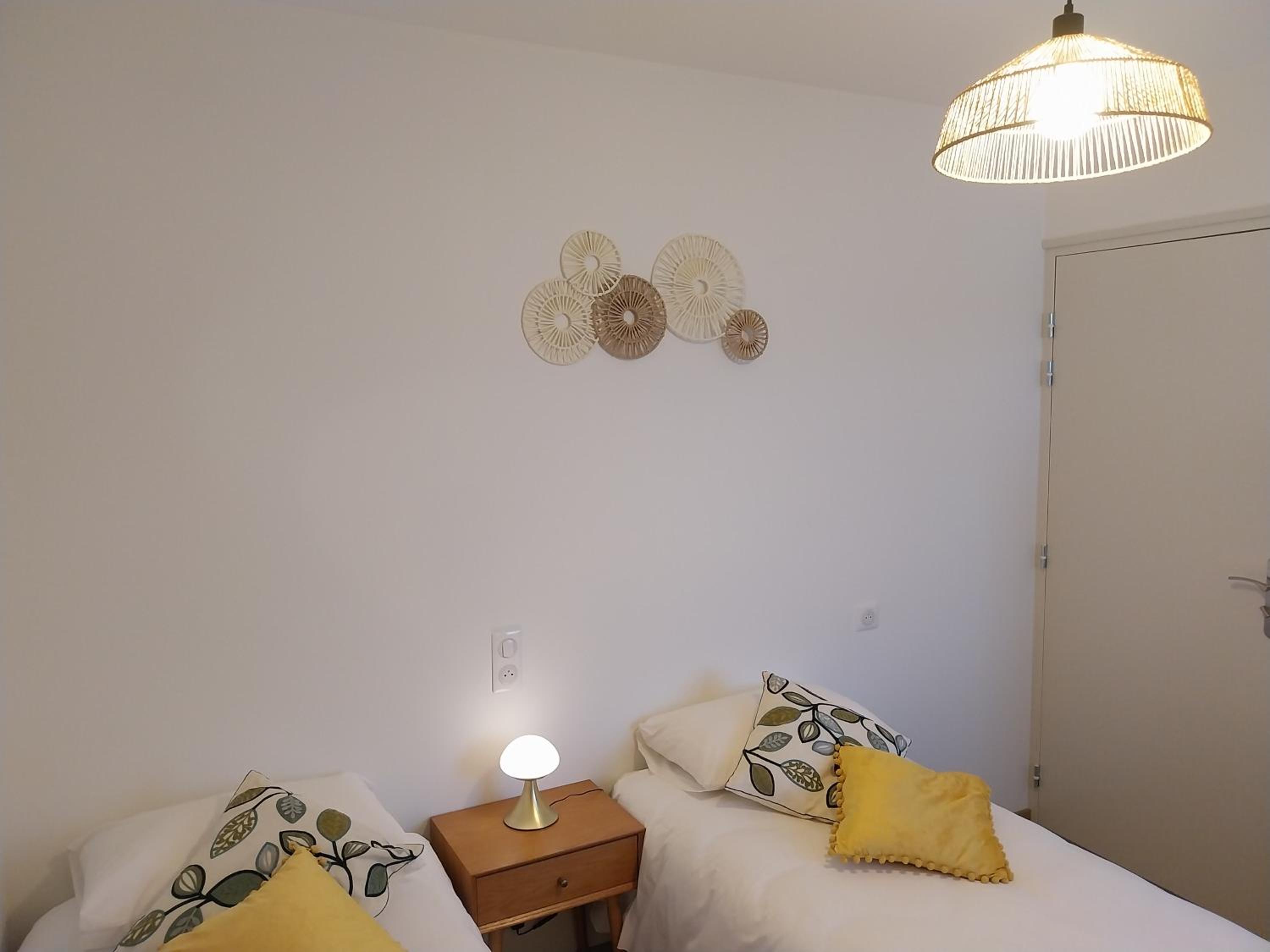 Six-Bedroom House photo 1