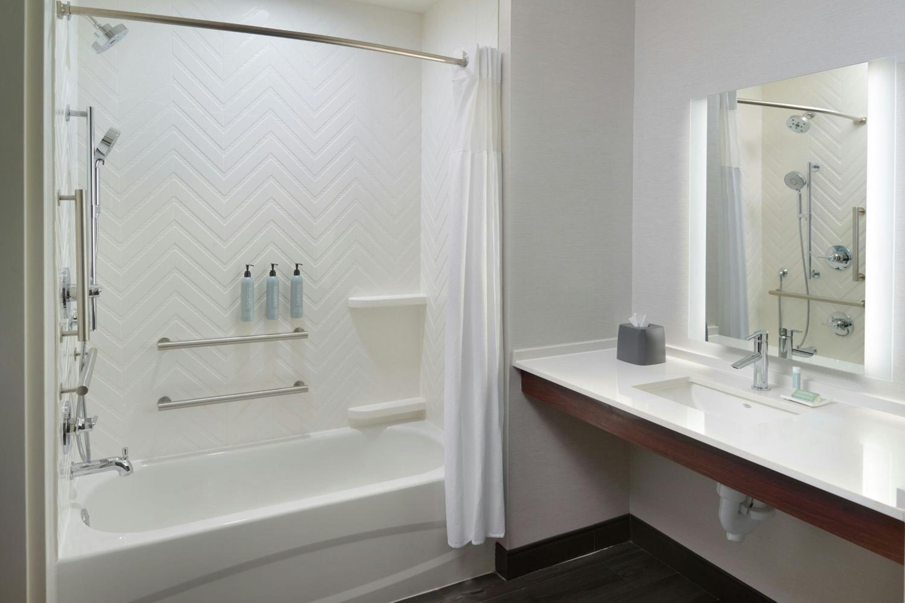 Standard King Room - Hearing Accessible - Photo 7