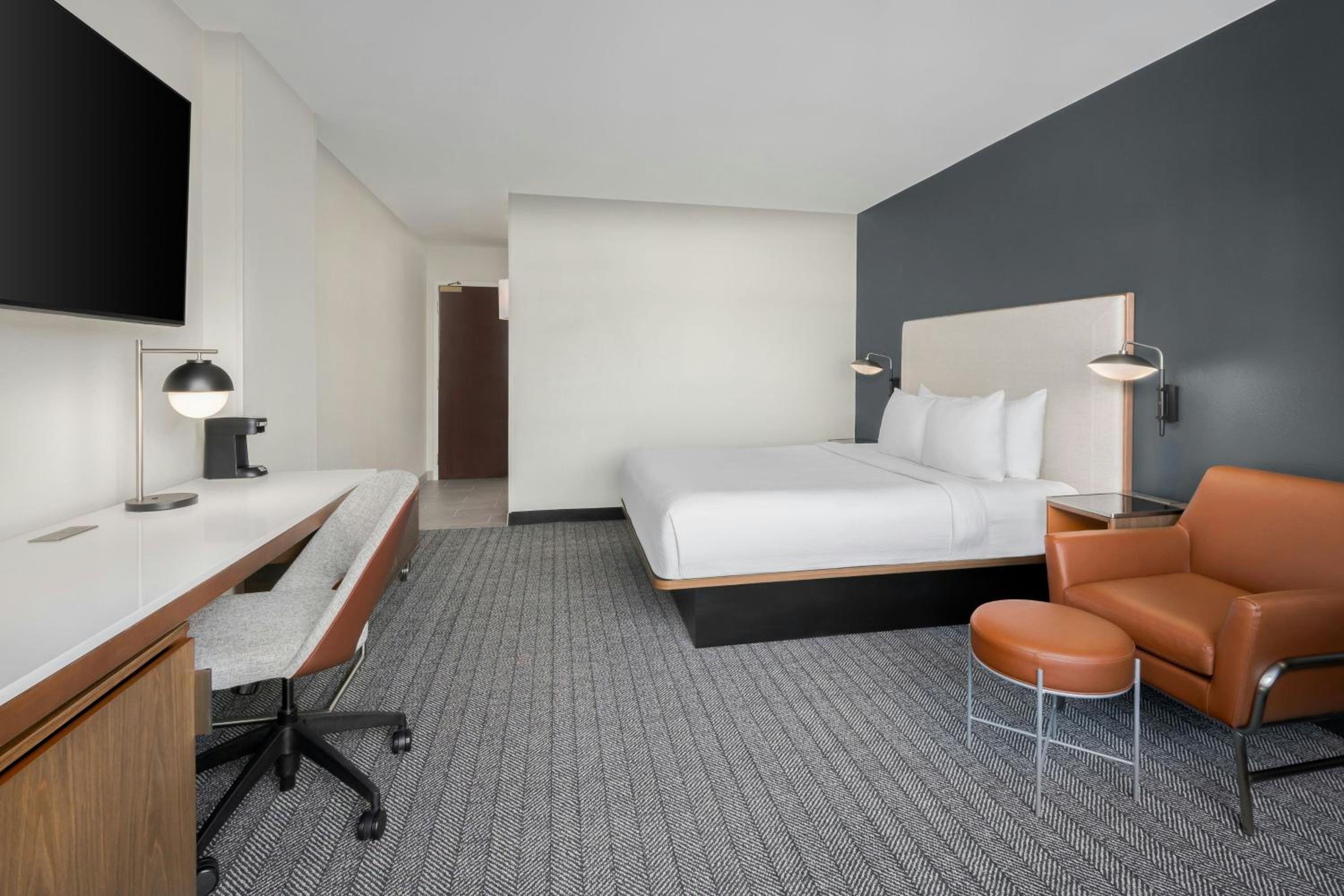 King Room with Adapted Tub - Mobility Accessible - Photo 1