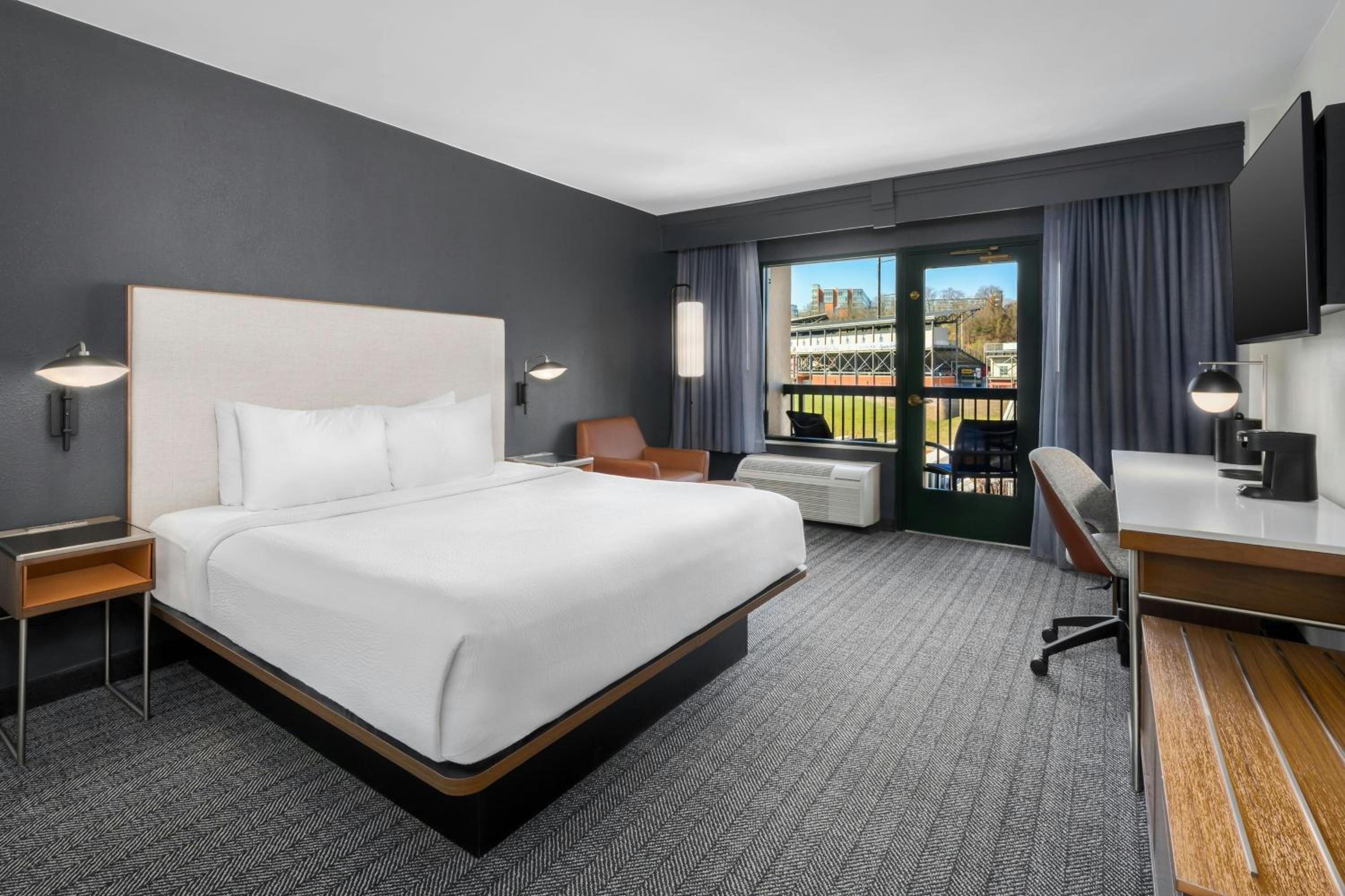 King Room with Adapted Tub - Mobility Accessible - Photo 2