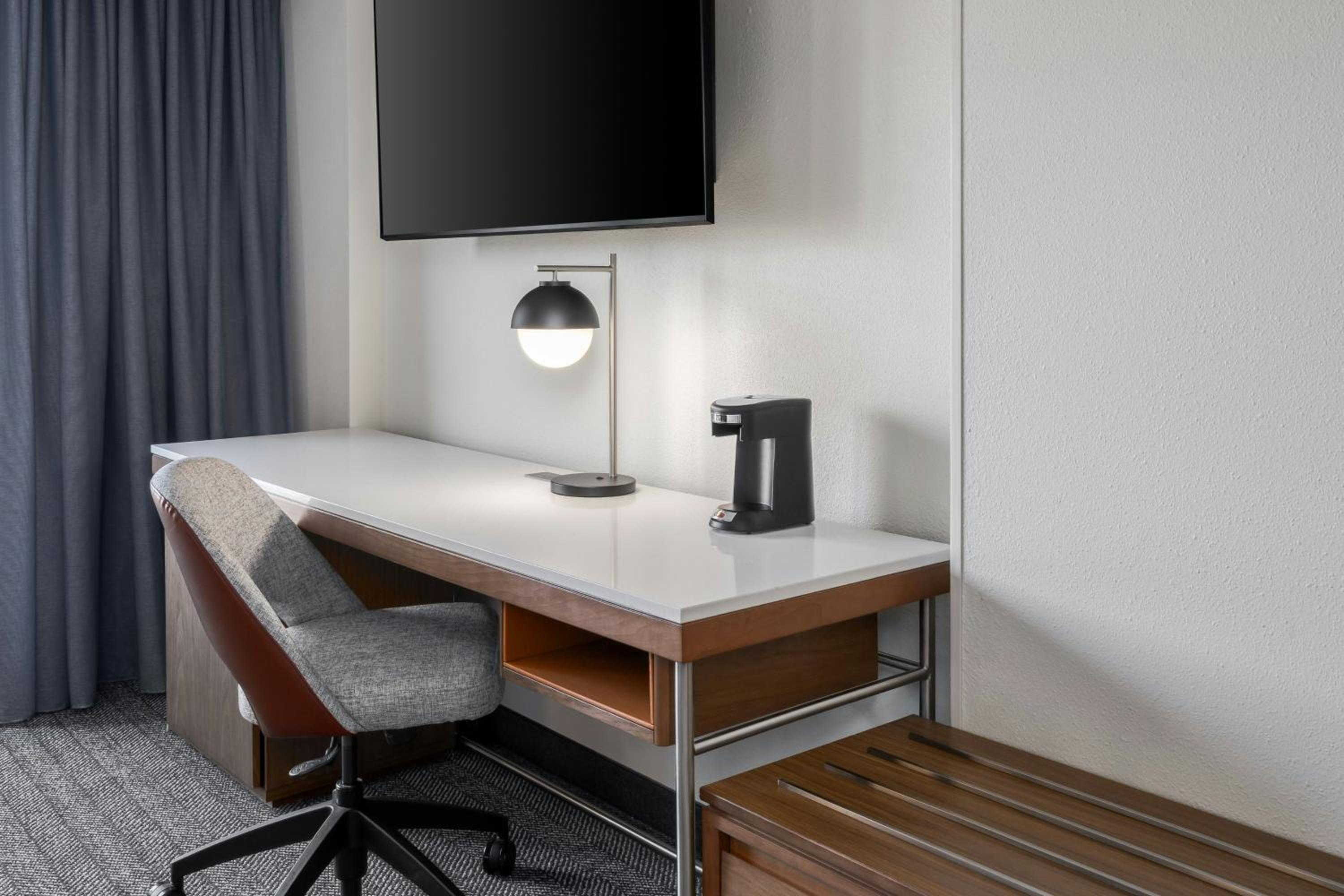 King Room with Adapted Tub - Mobility Accessible - Photo 4