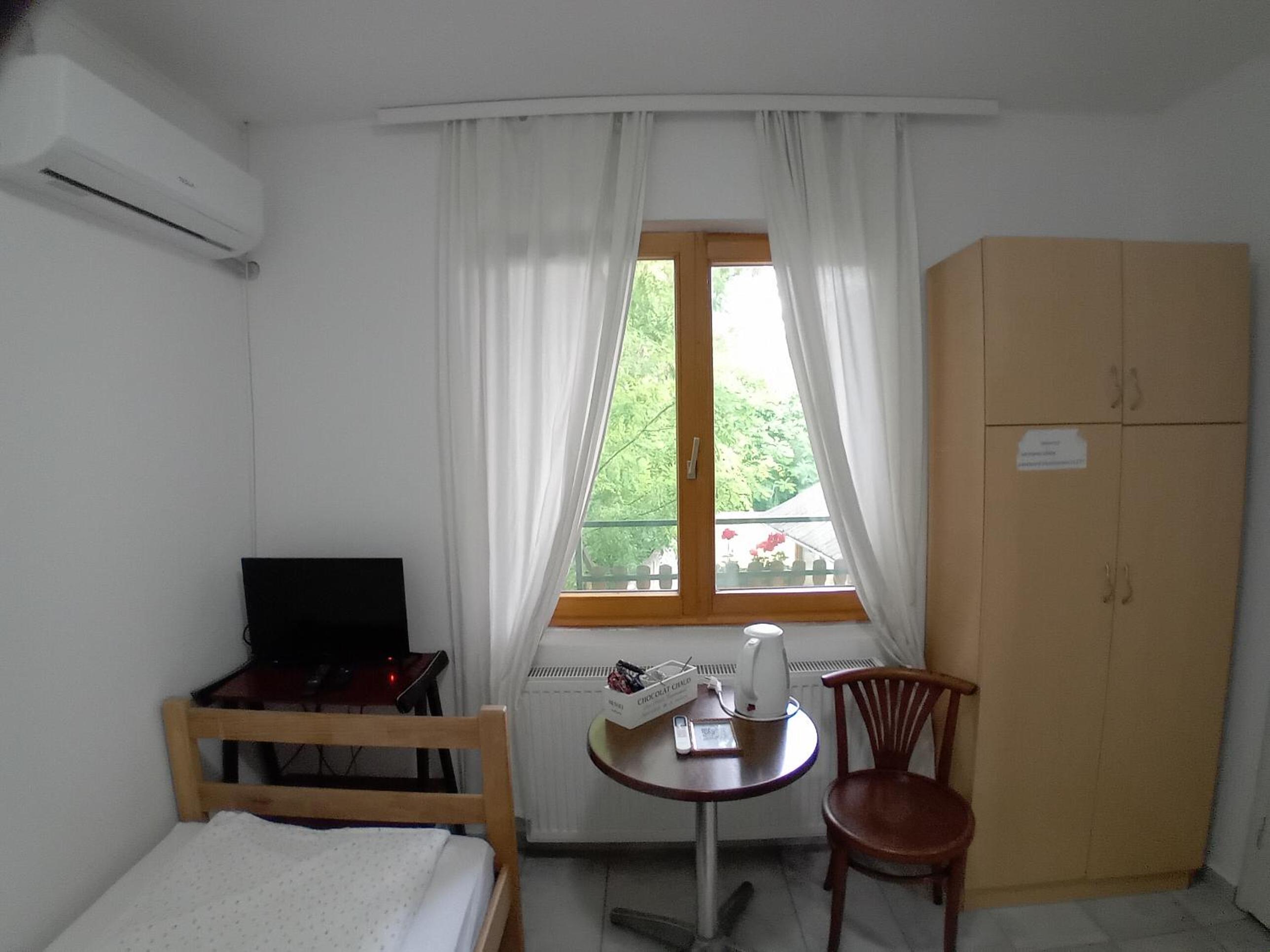 Single Room with Private Bathroom photo 3