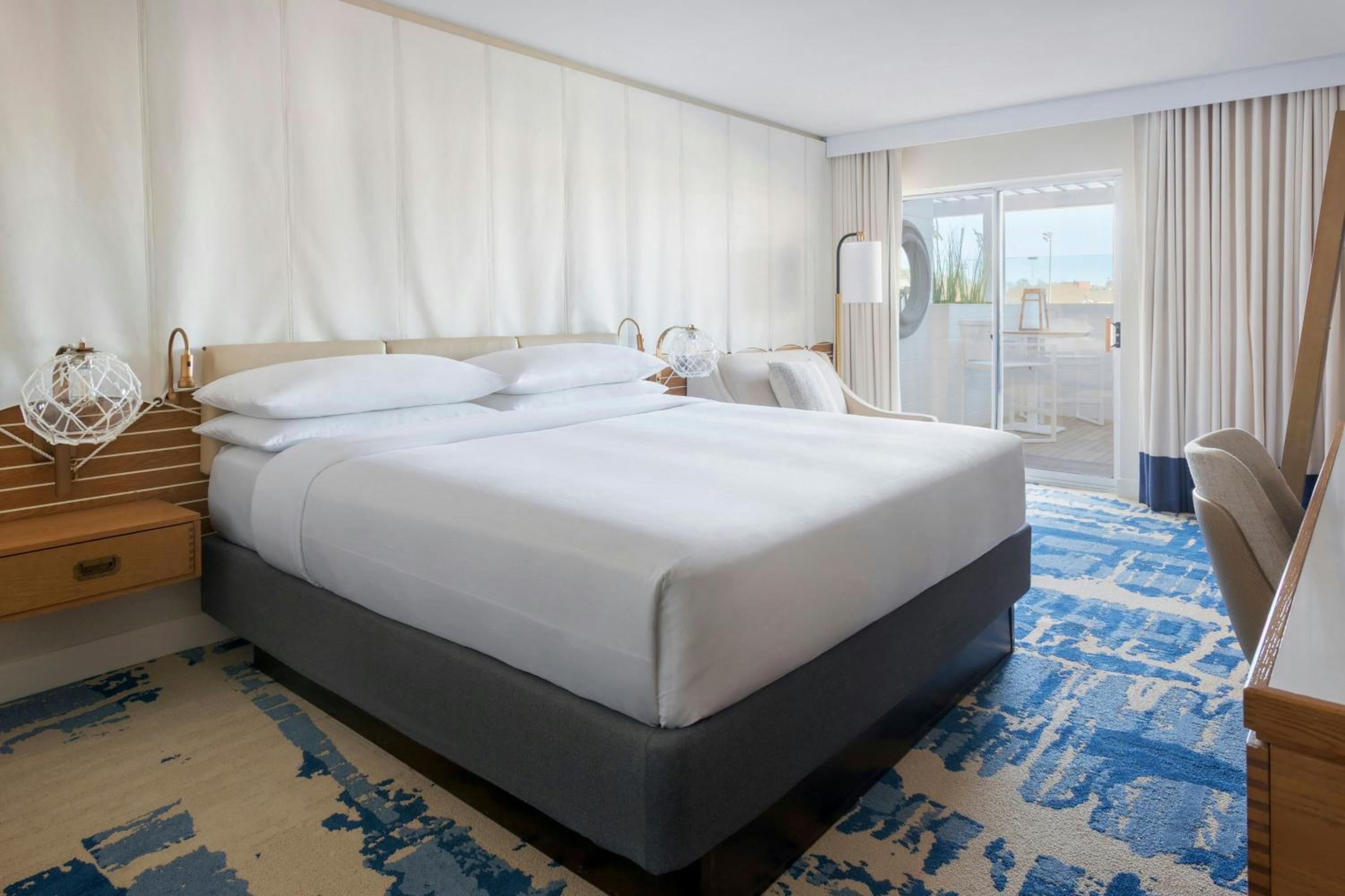 King Room with Balcony and City View - Photo 2