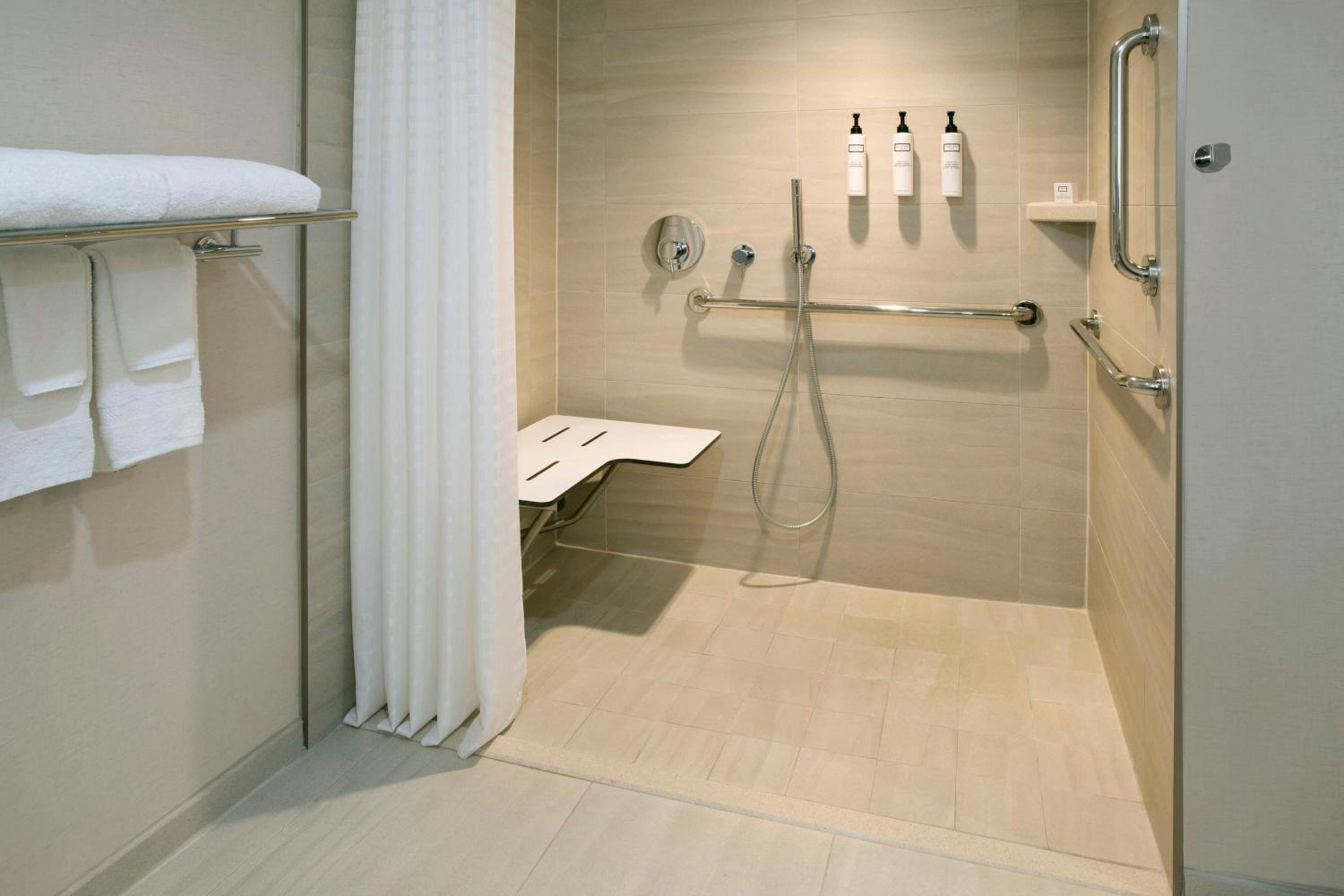 Queen Room with Two Queen Beds Hearing Accessible - Photo 9
