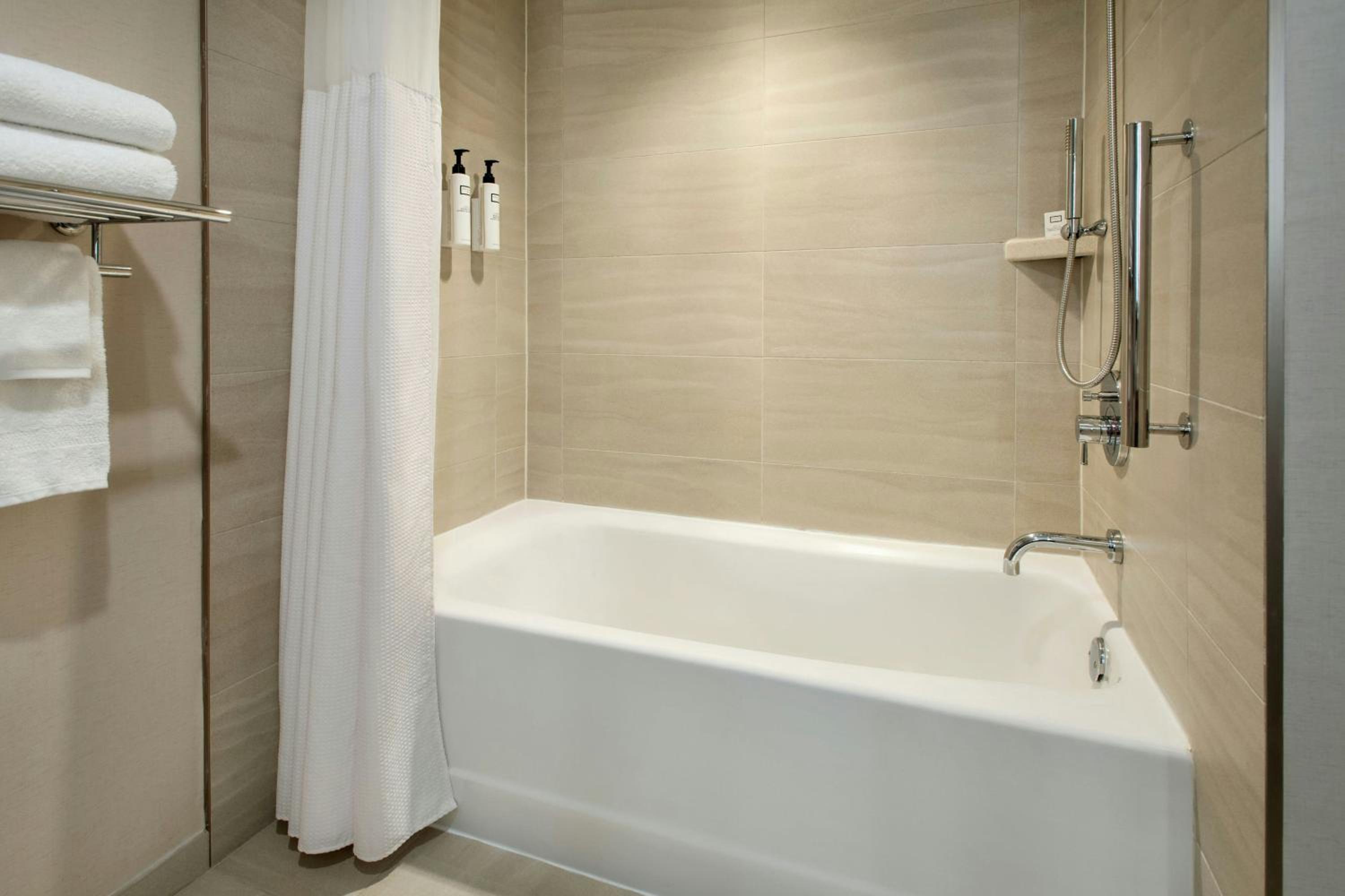 Queen Room with Two Queen Beds Hearing Accessible - Photo 10