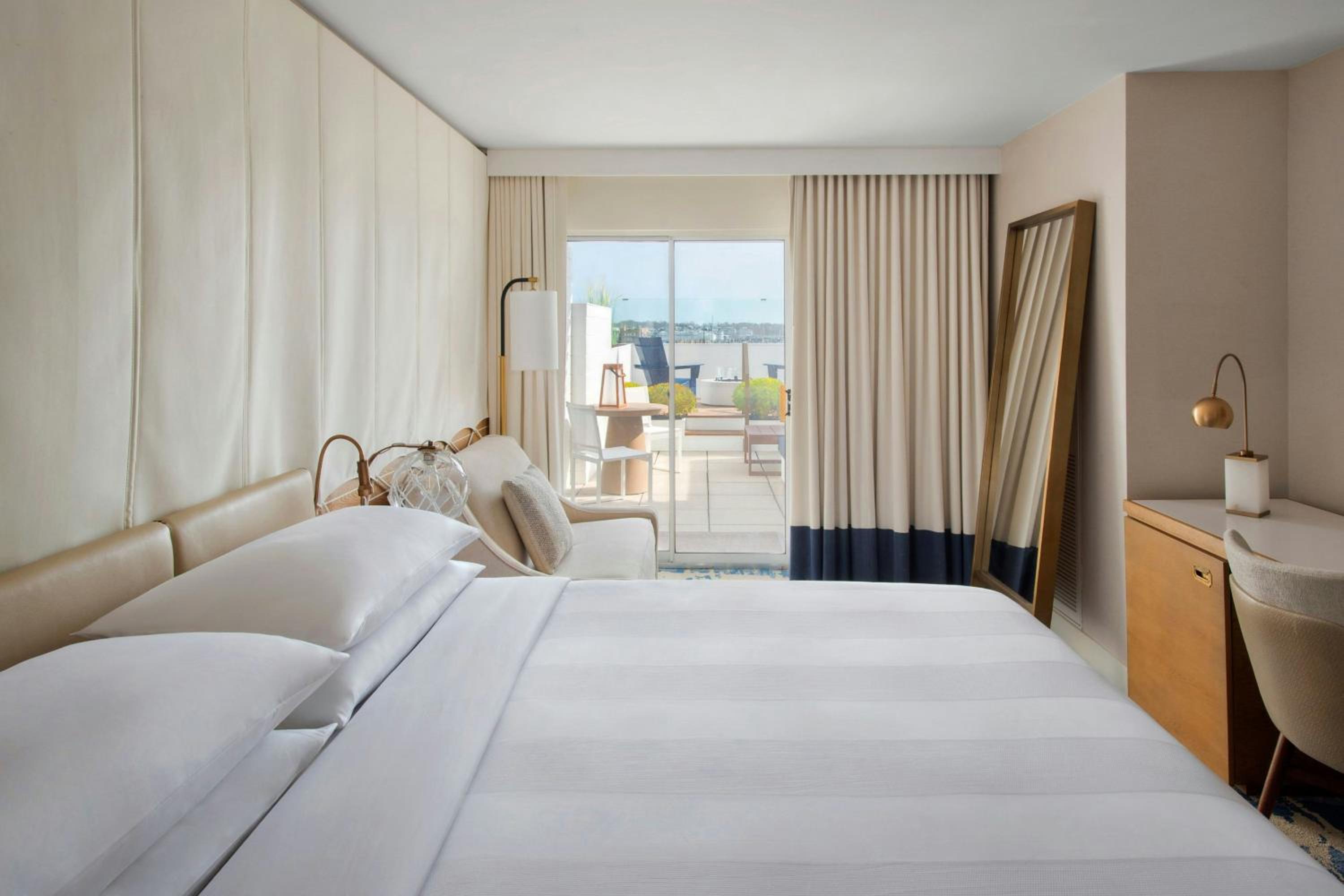 Guest room, 1 King, Water view, Balcony - Photo 3
