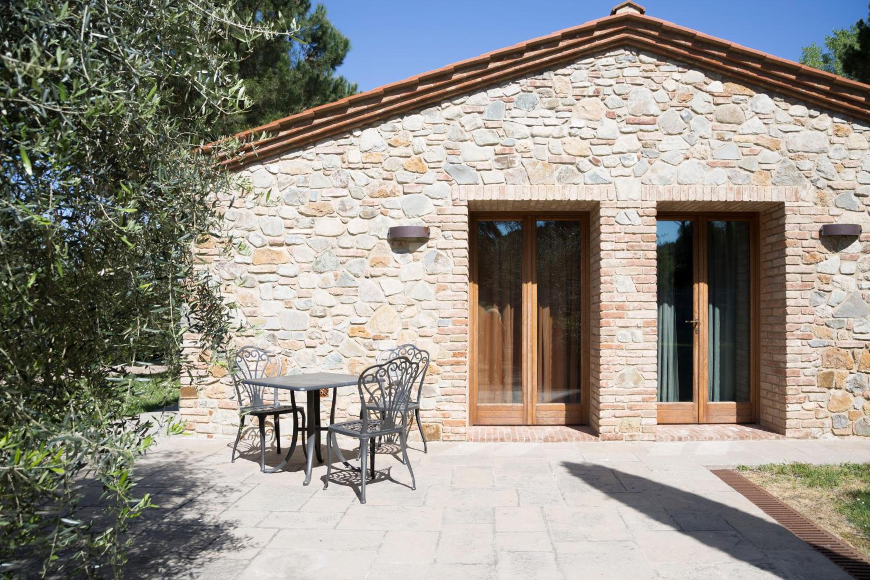 Five-Bedroom House photo 2