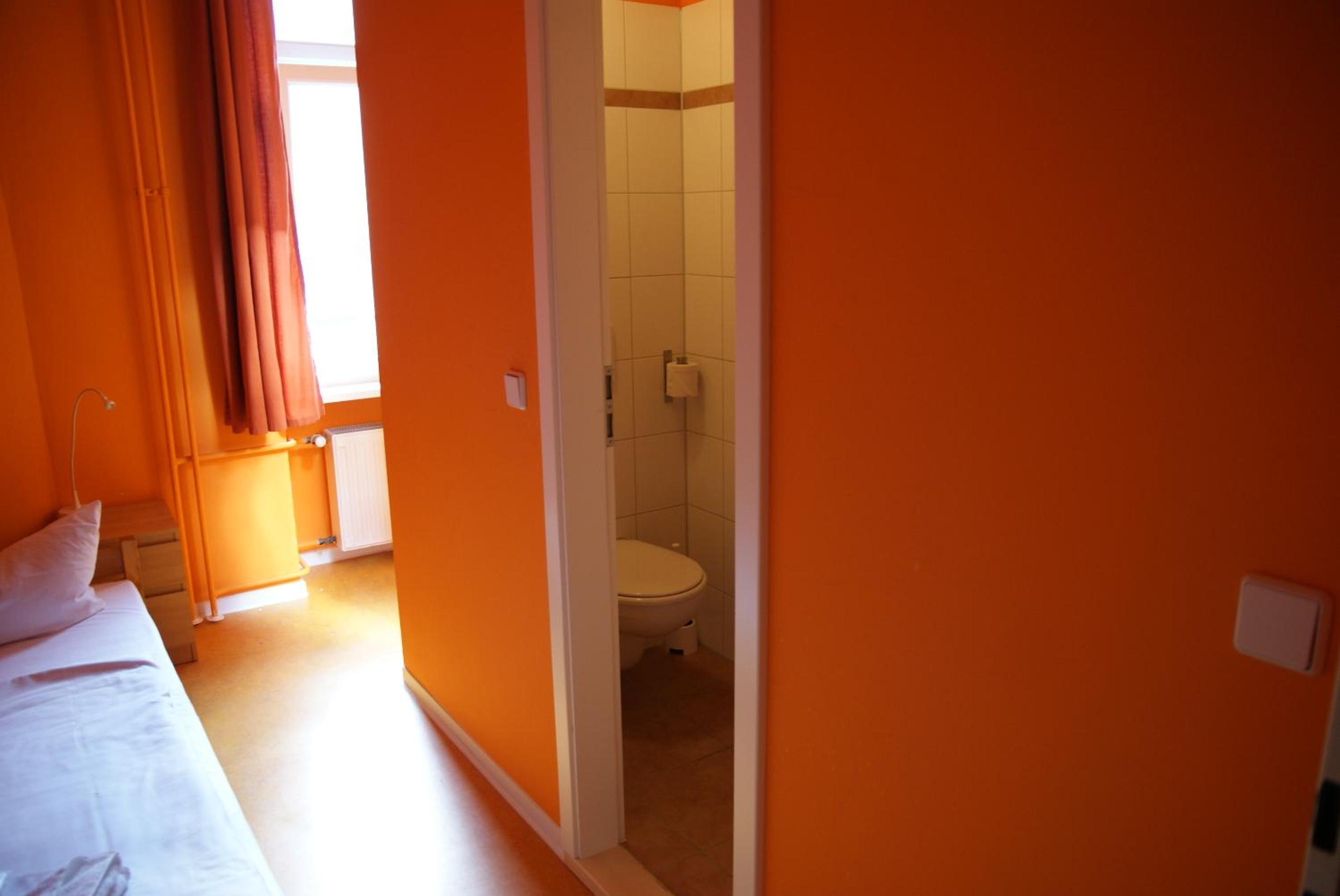 Single Room with Bathroom photo 3