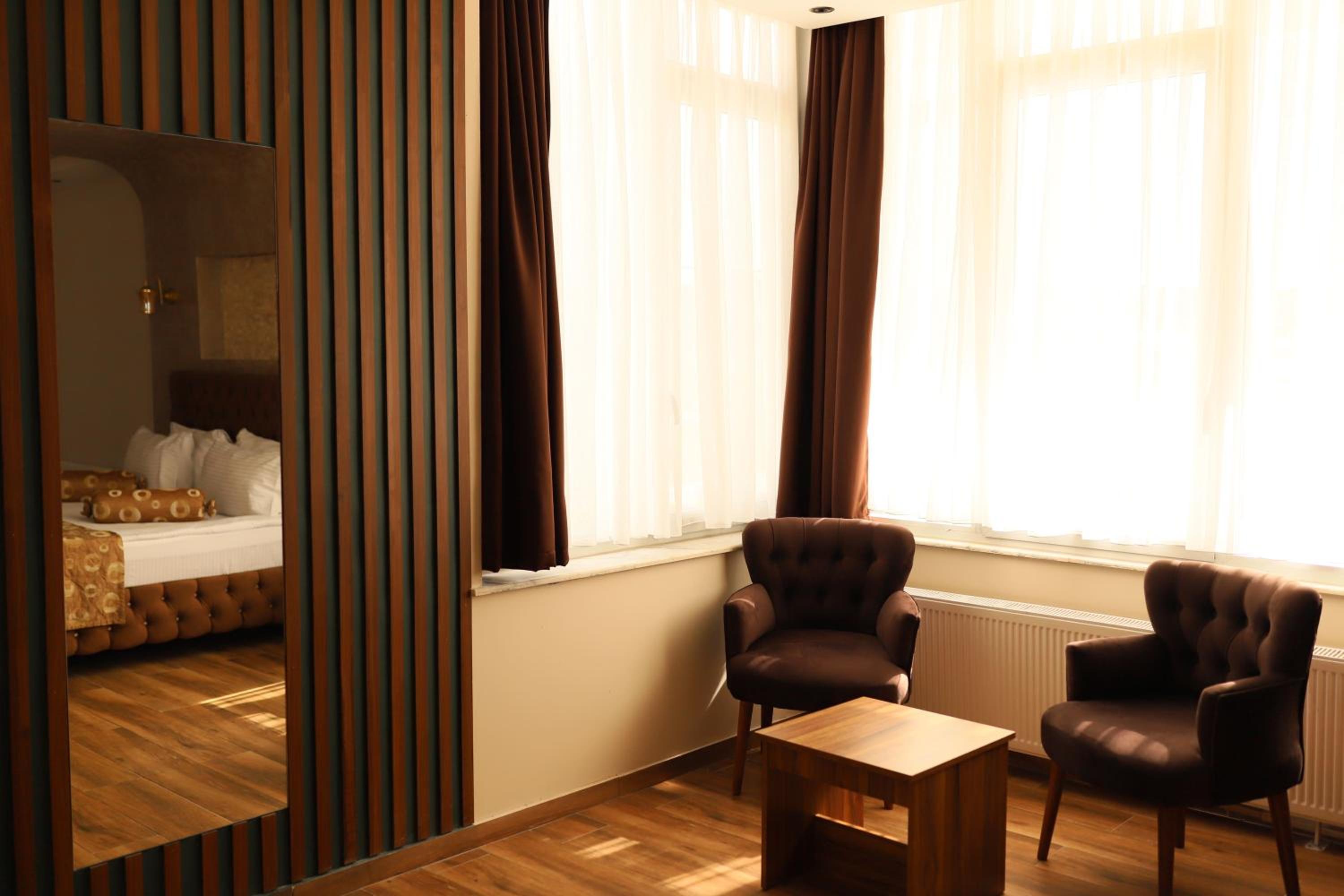King Room with Pool View - Photo 6