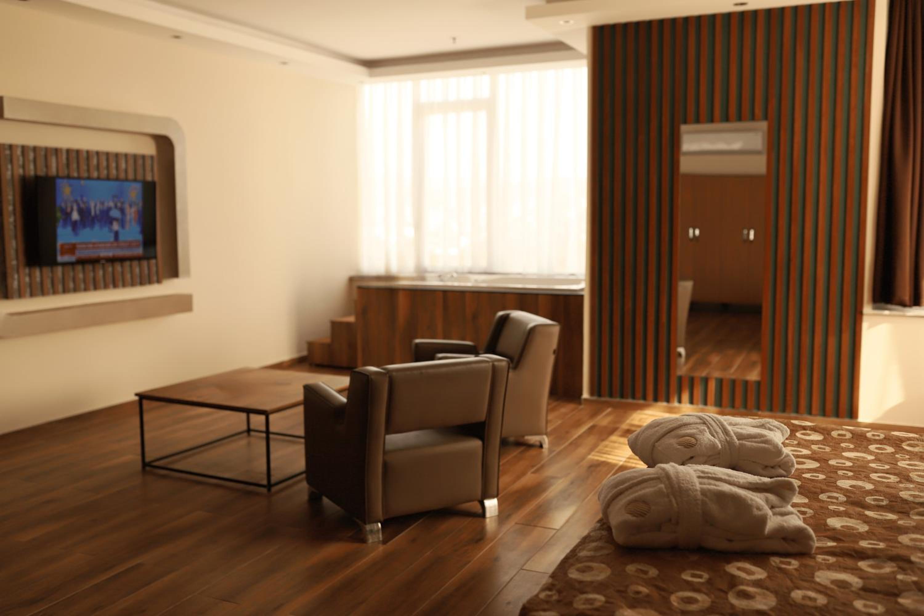 King Room with Pool View - Photo 7