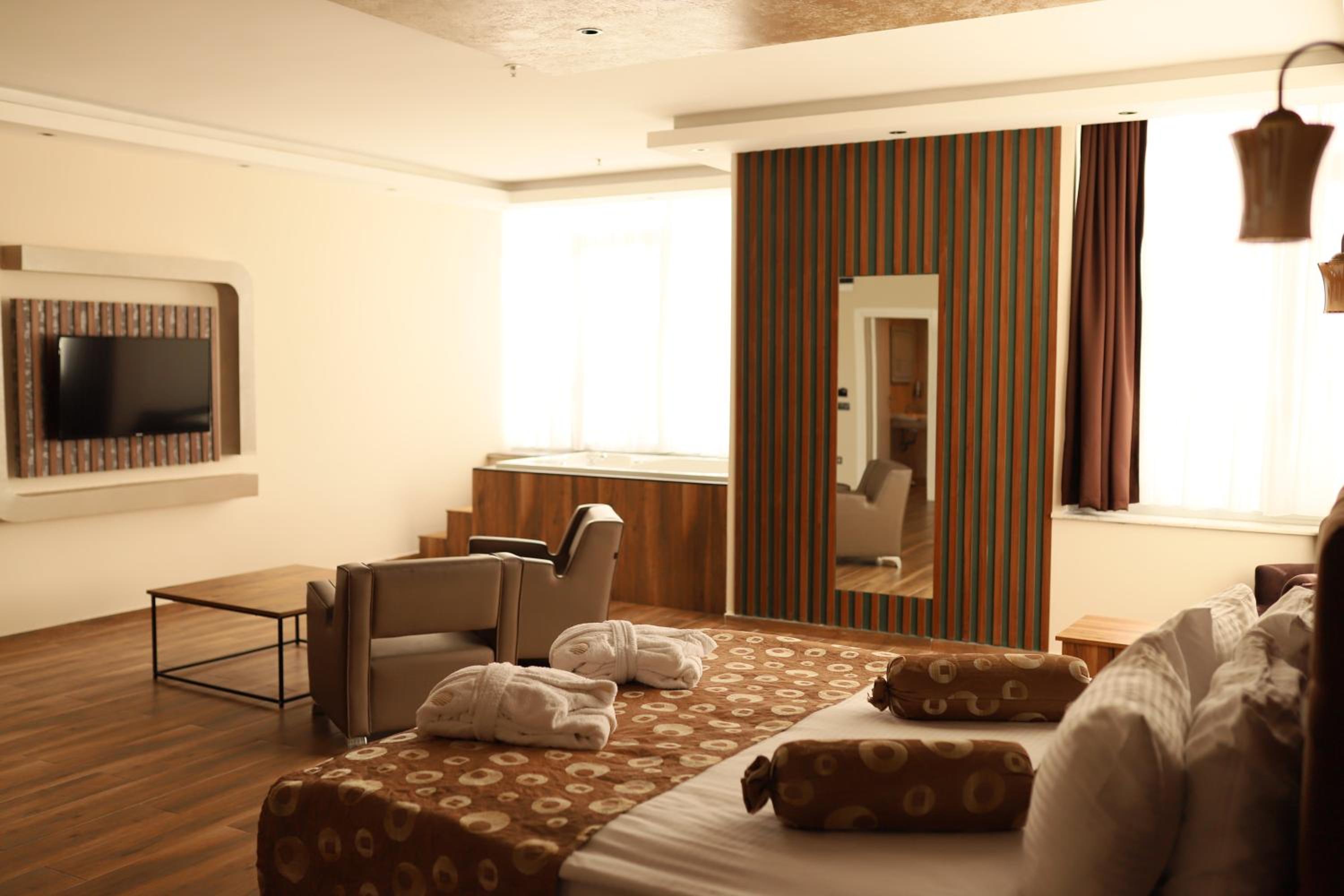 King Room with Pool View - Photo 8