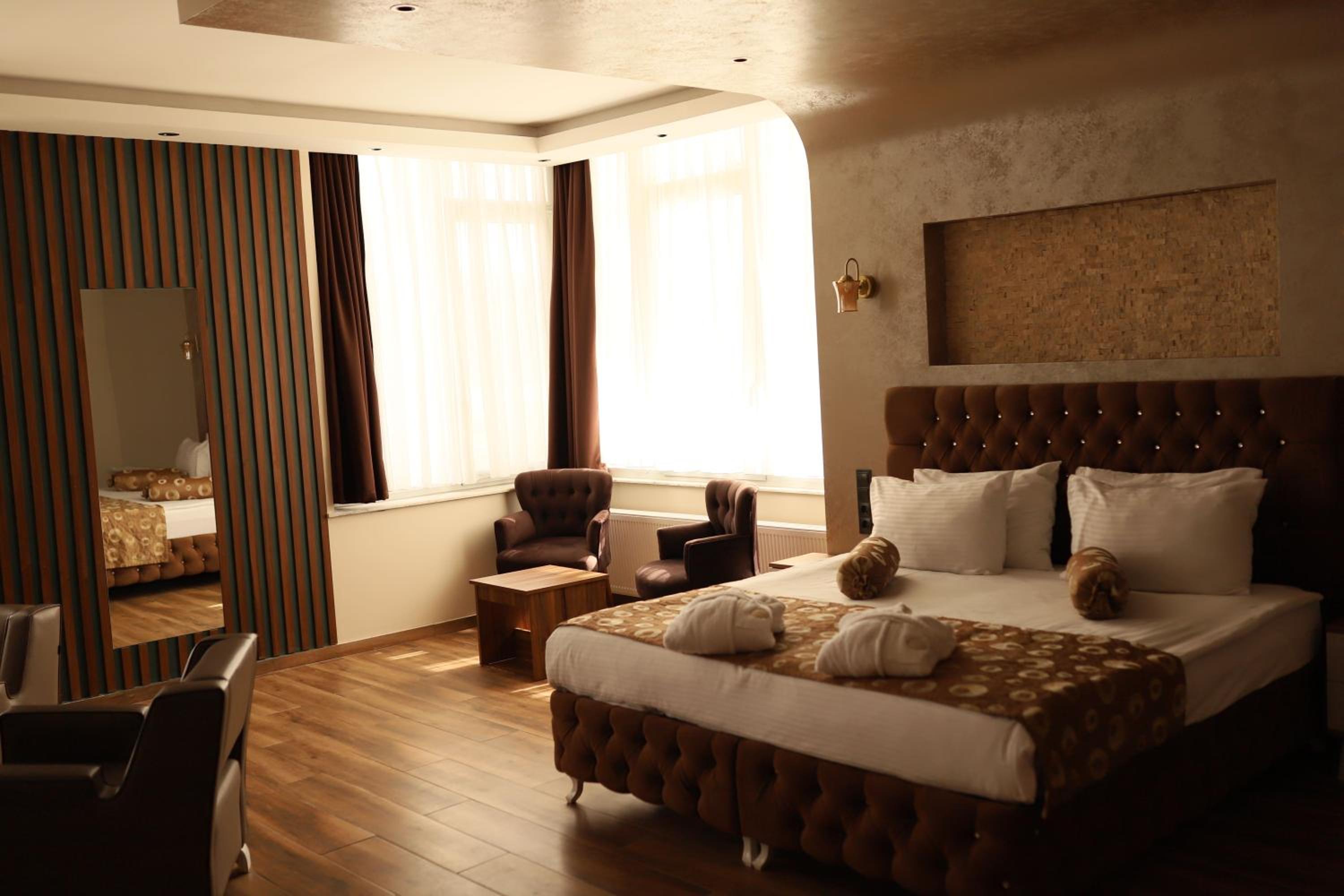 King Room with Pool View - Photo 9
