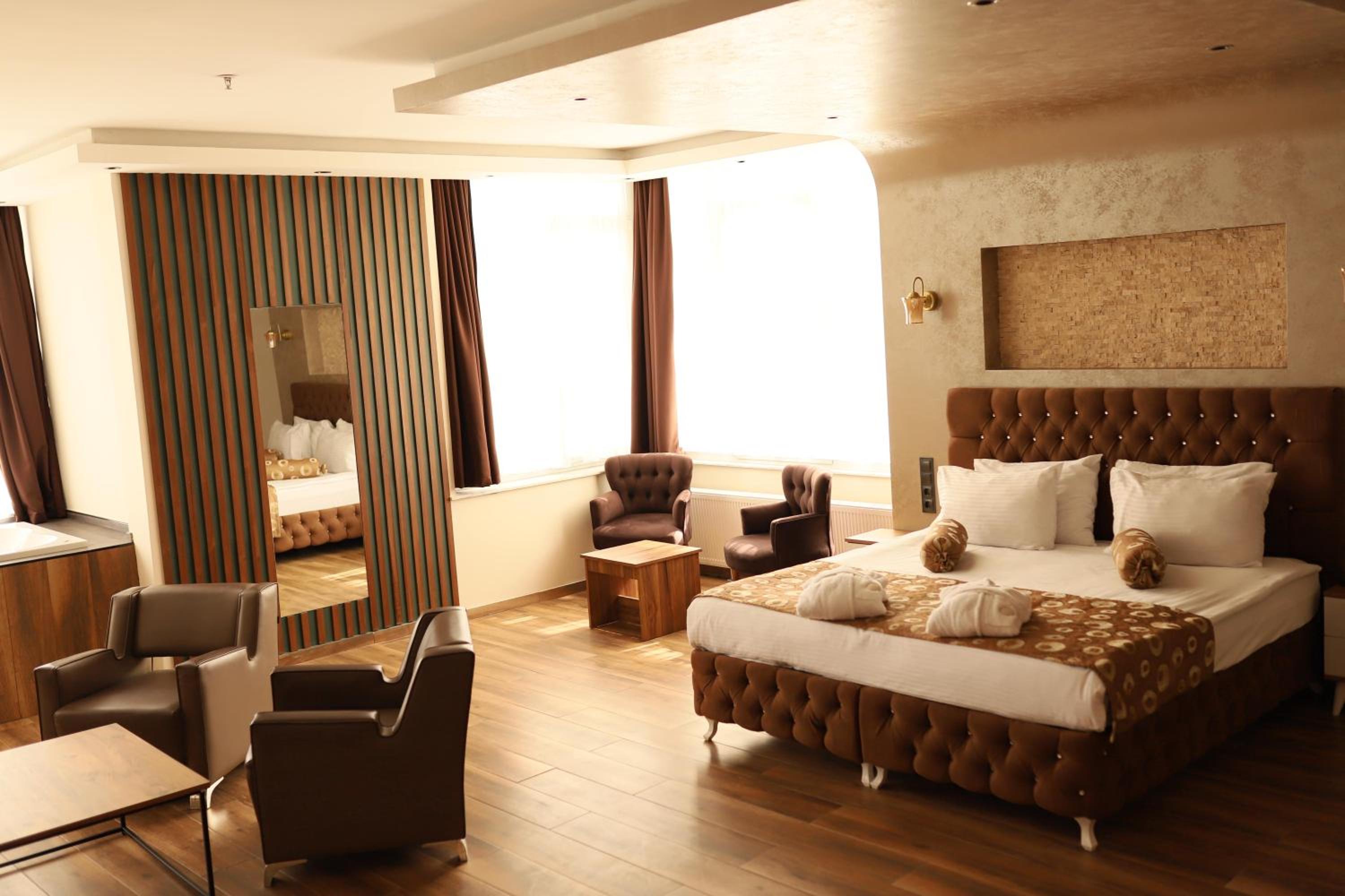 King Room with Pool View - Photo 1