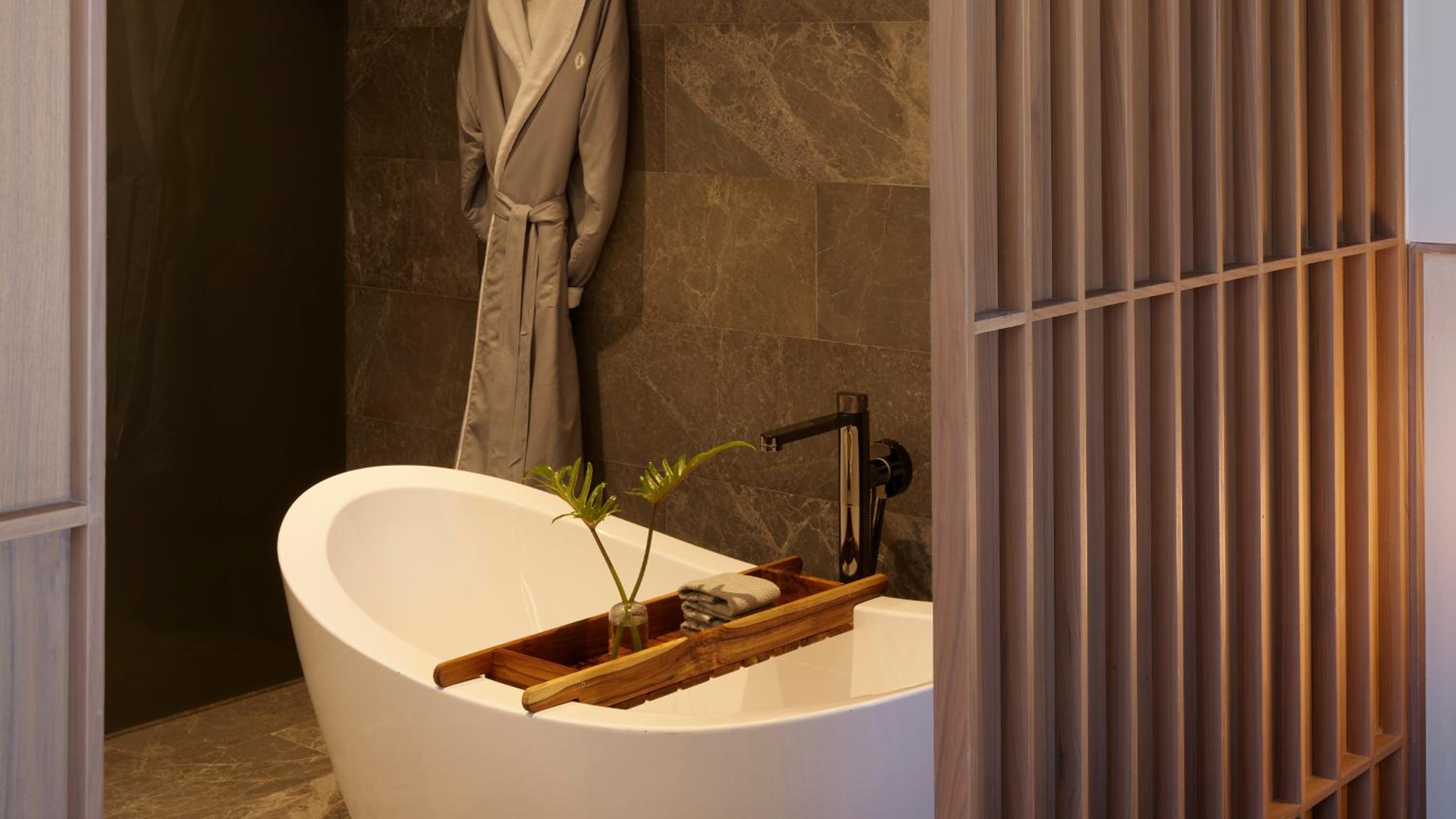 Corner King Suite - Photo 6