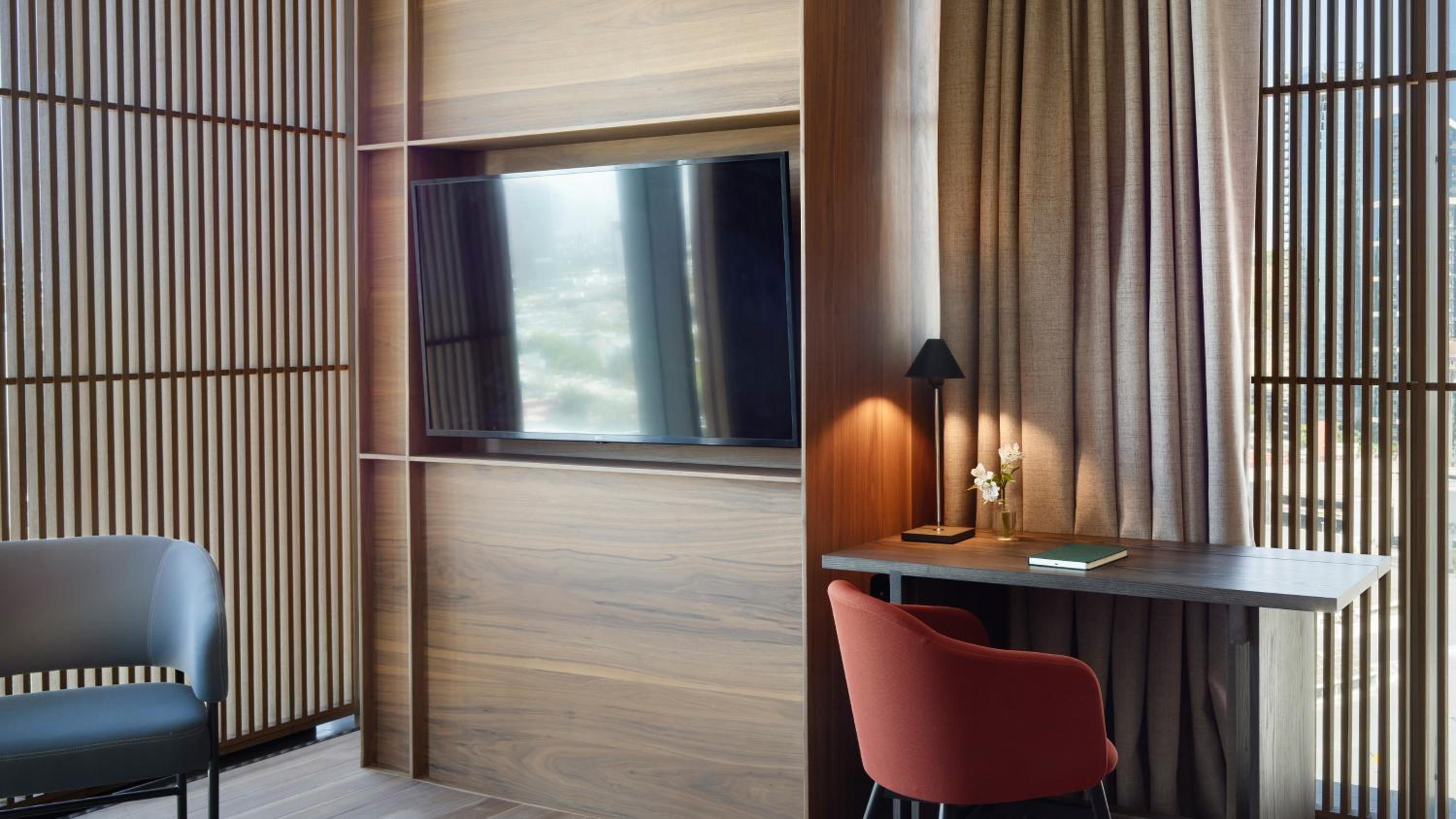 Corner King Suite - Photo 4