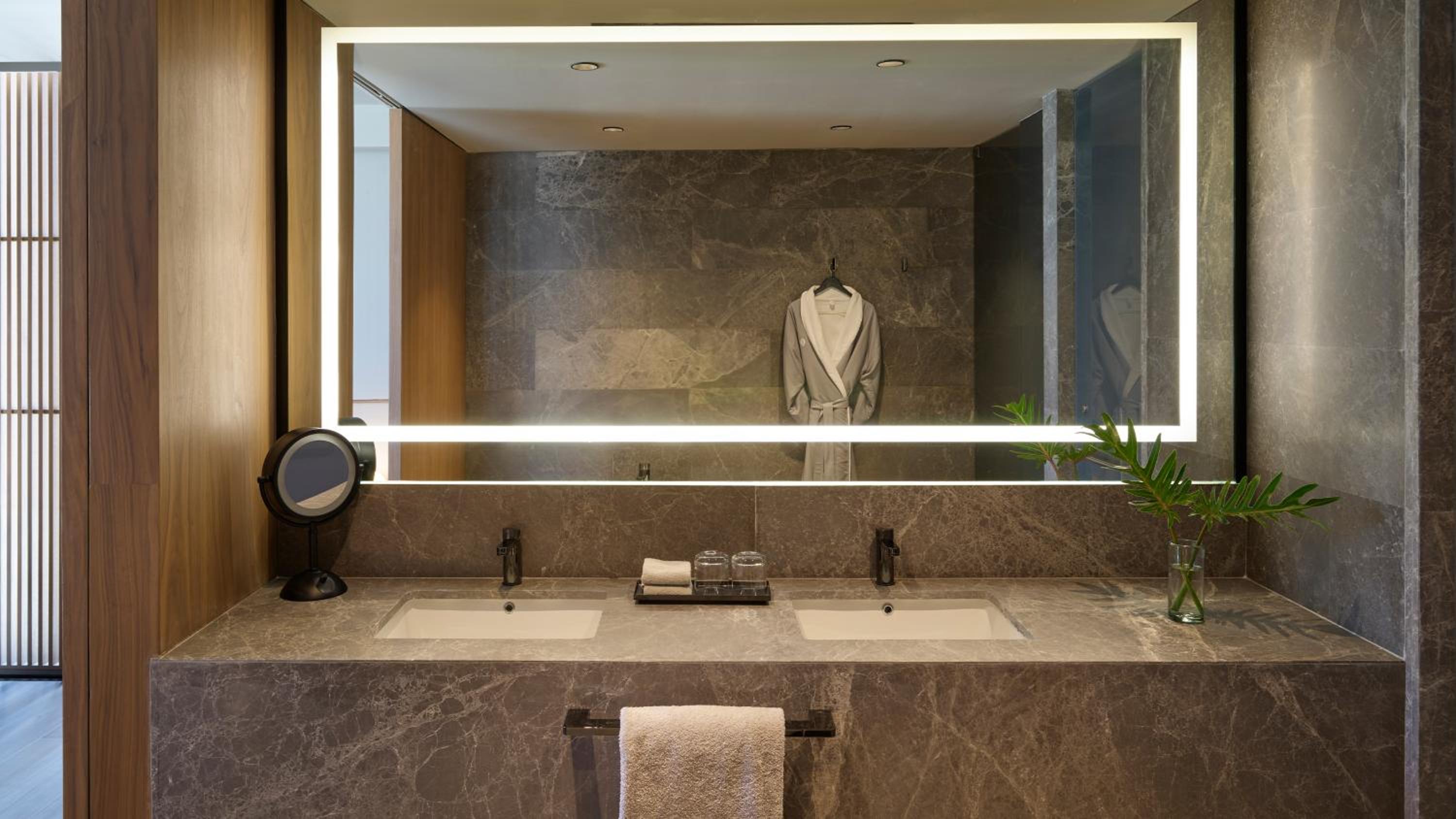Corner King Suite - Photo 2