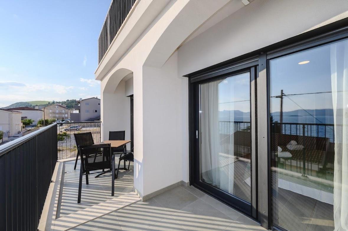 Apartment with Balcony photo 2