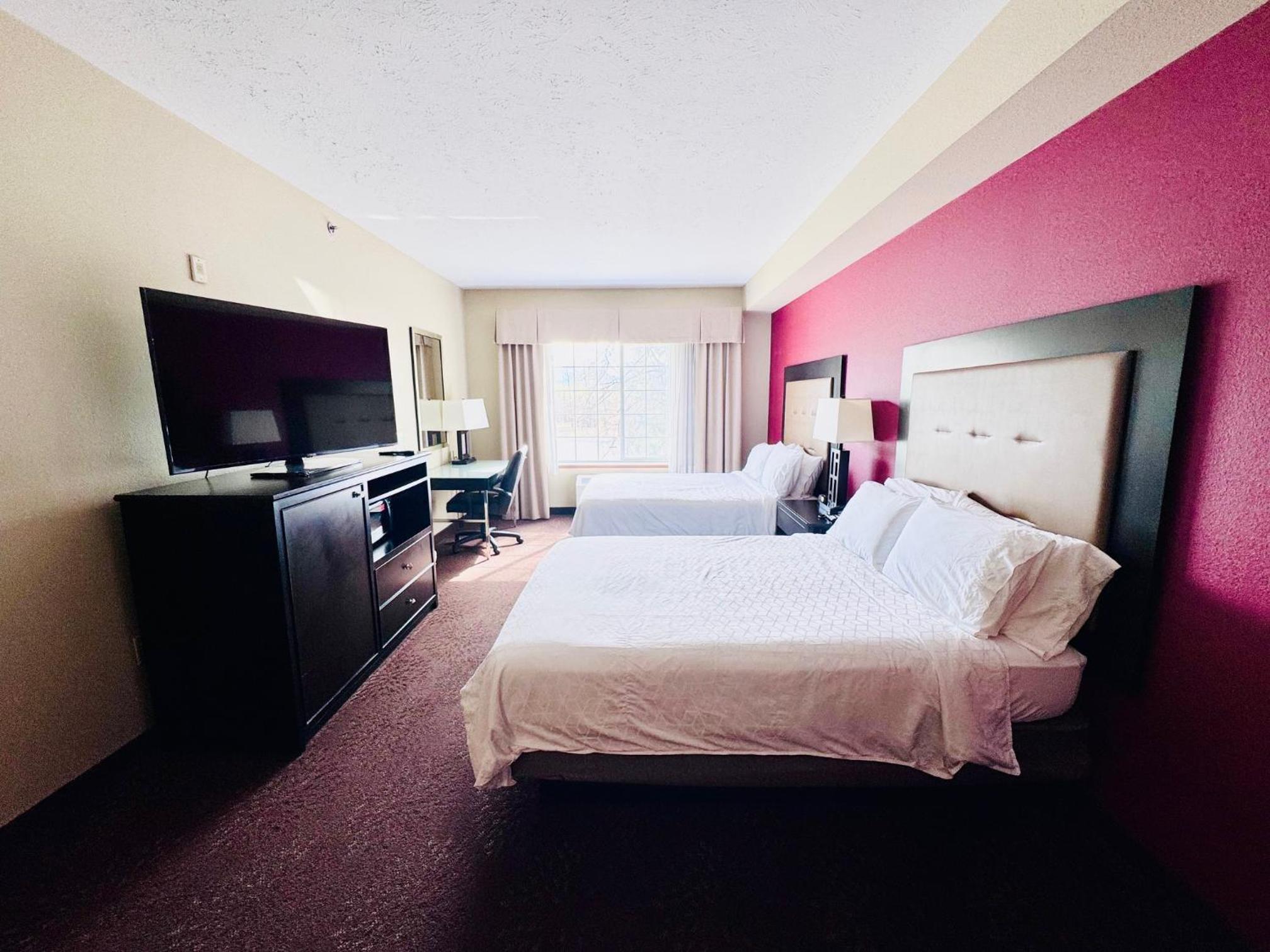 Queen Room with Two Queen Beds - Non-Smoking - Photo 10