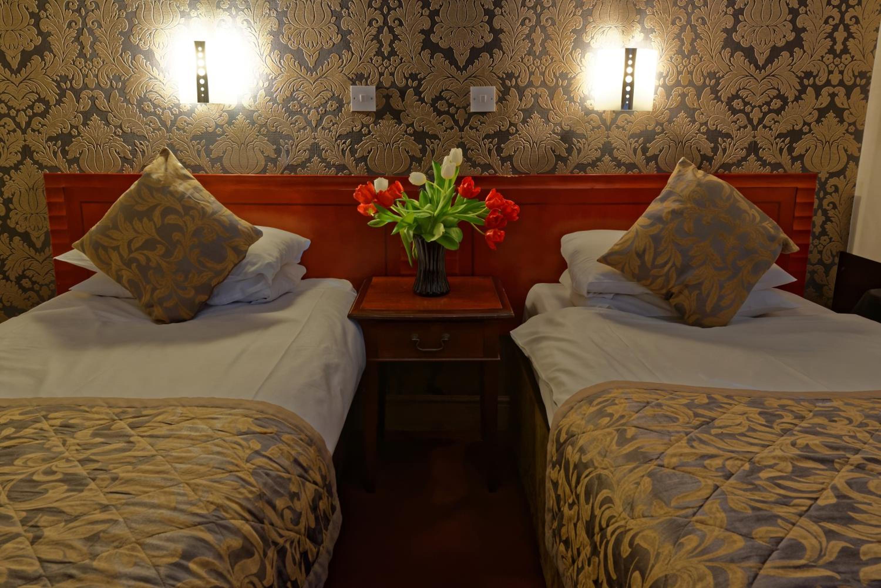 Standard Twin Room - Photo 2