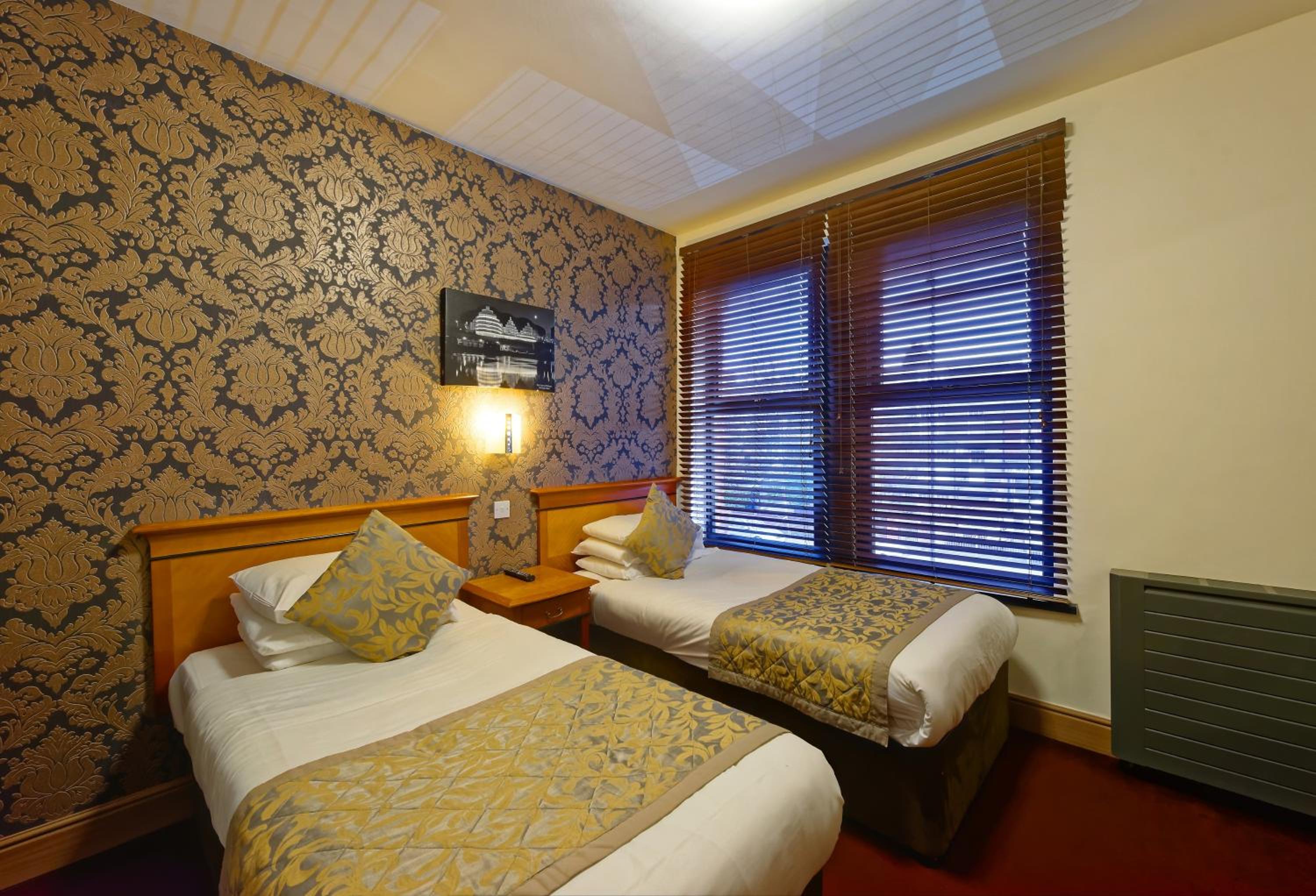 Standard Twin Room - Photo 1