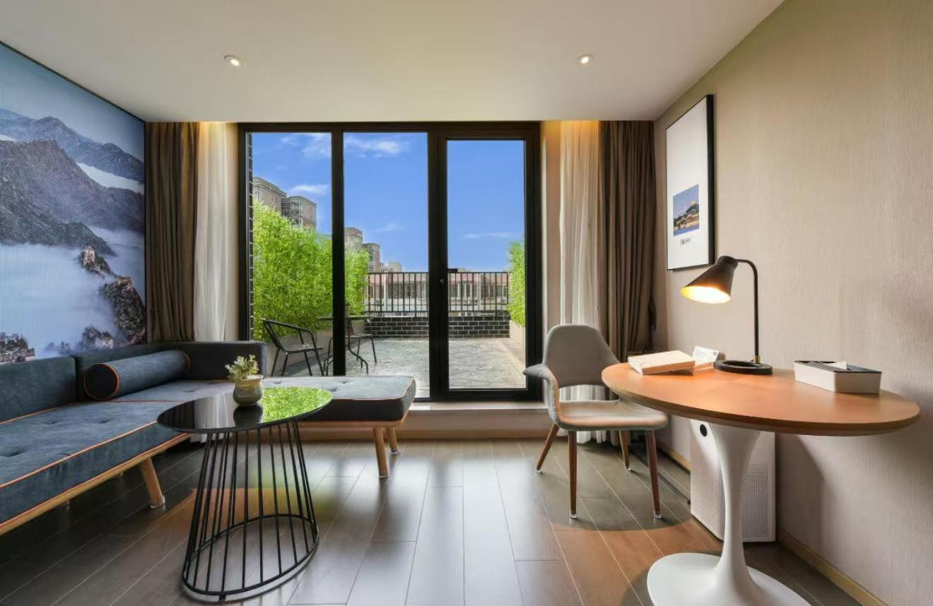 Jimu Courtyard Family Room 