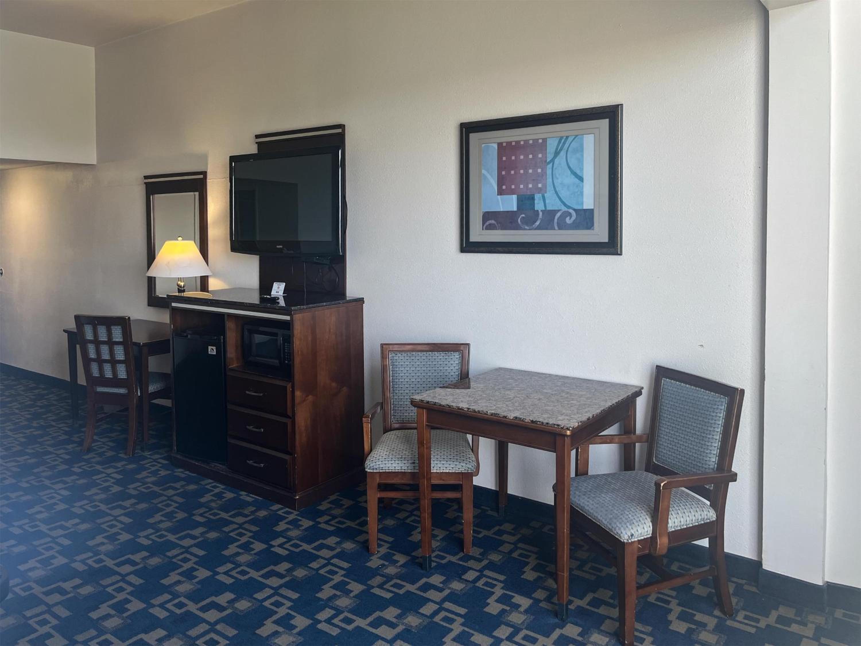 Queen Room - Disability Access - Non-Smoking photo 1