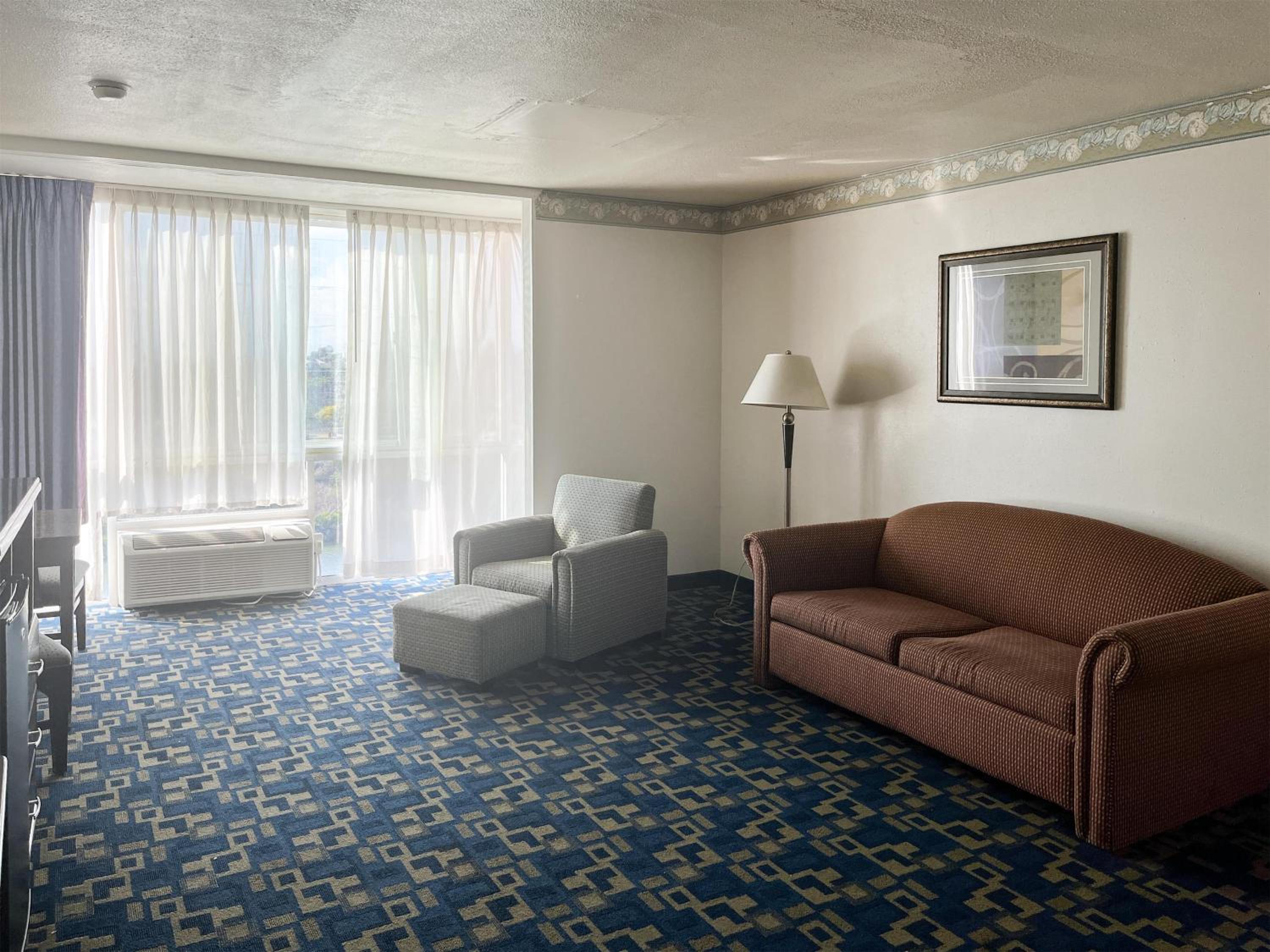 Queen Room with Two Queen Beds photo 2