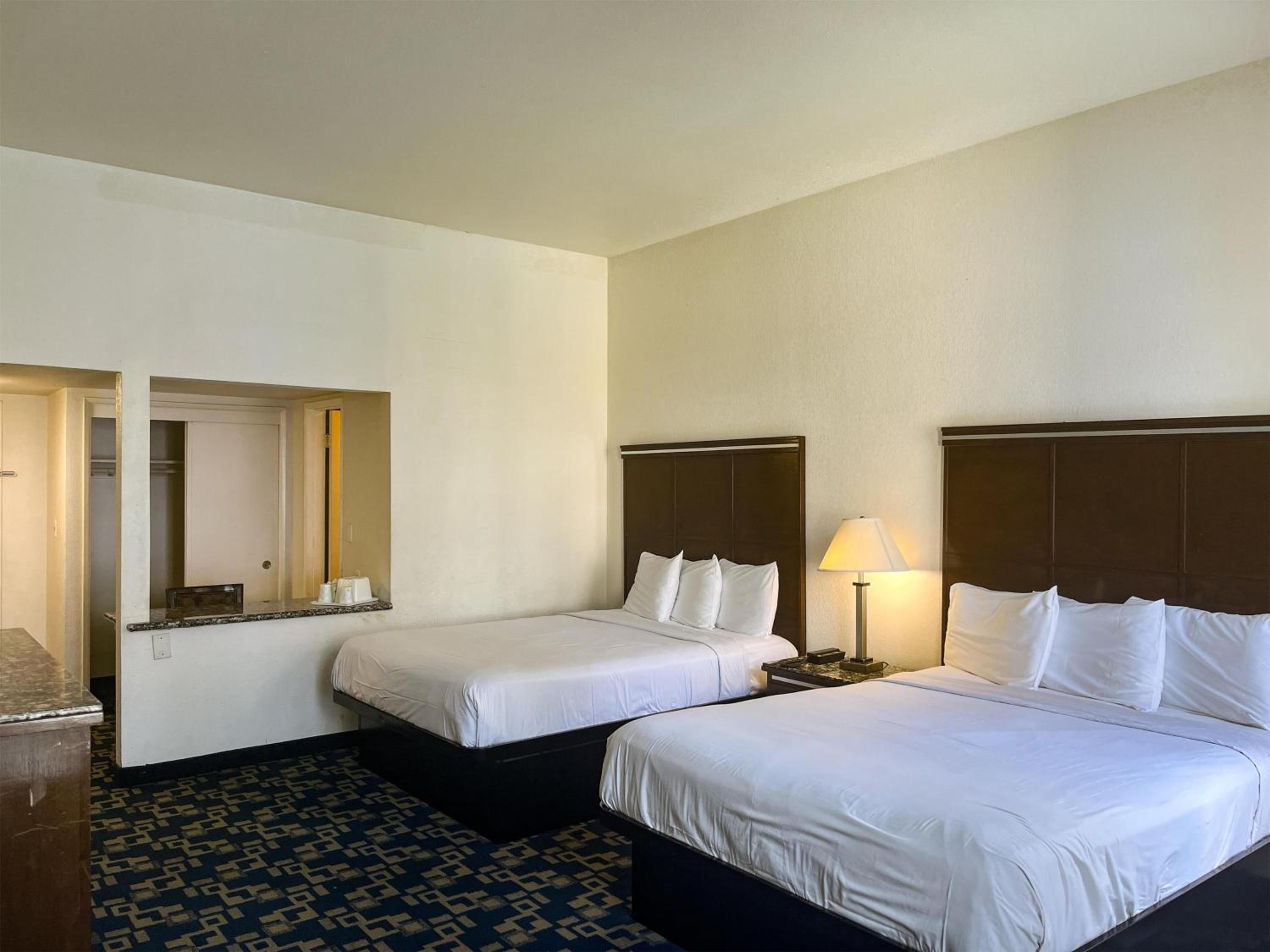 Queen Room with Two Queen Beds photo 3