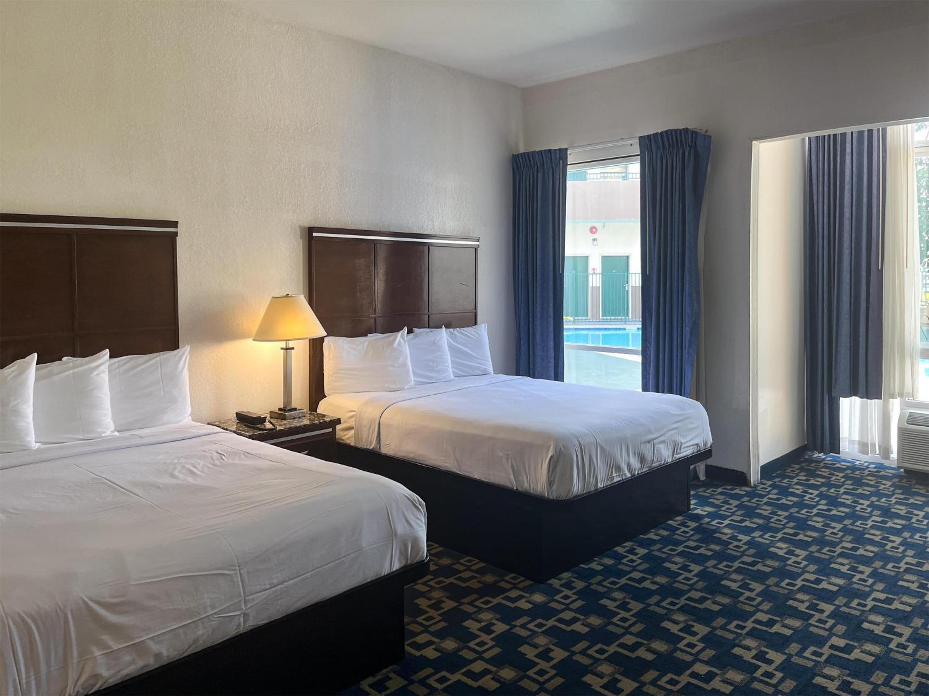 Queen Room with Two Queen Beds photo 1