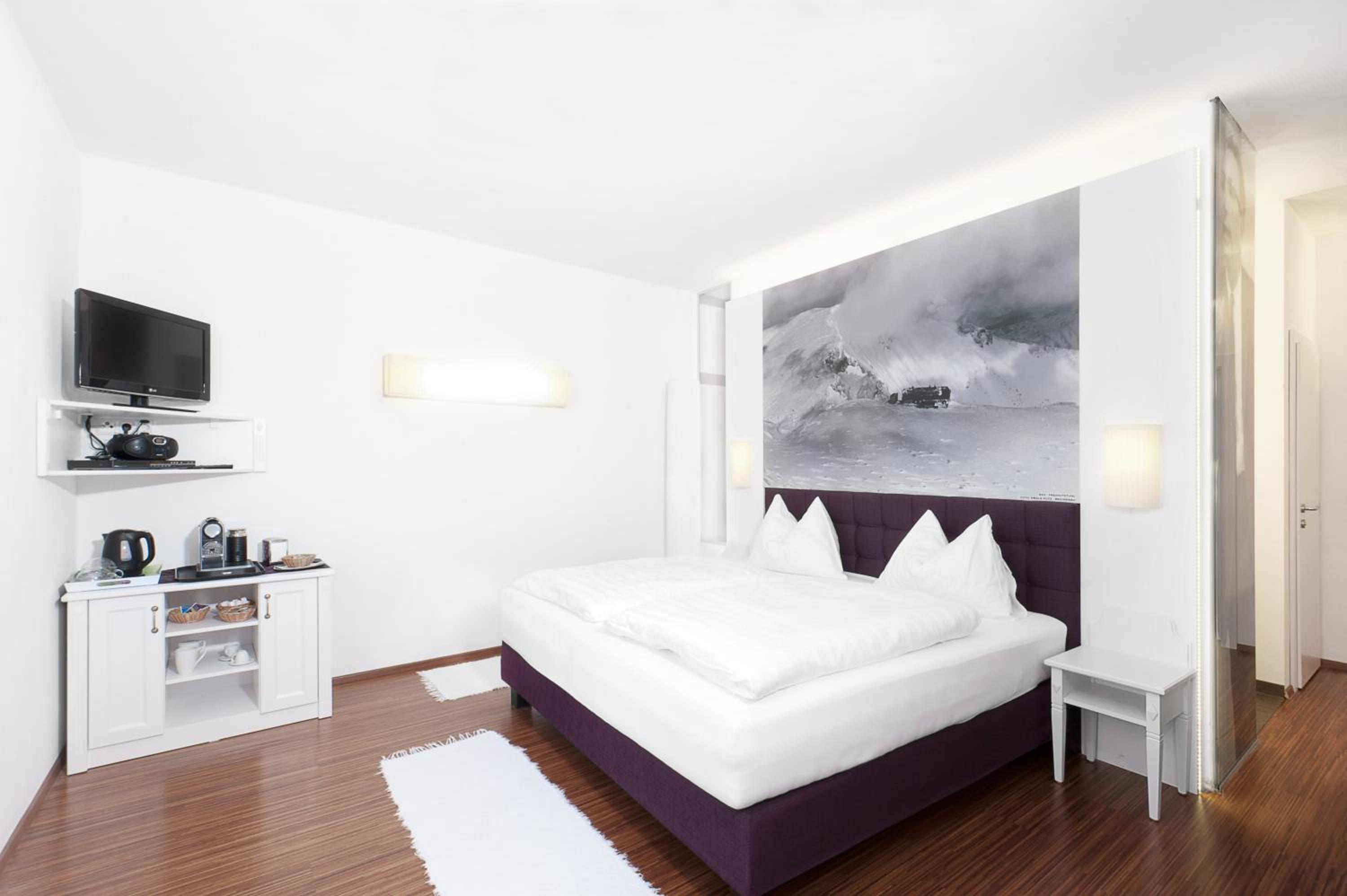 Junior Suite with Balcony - Photo 1