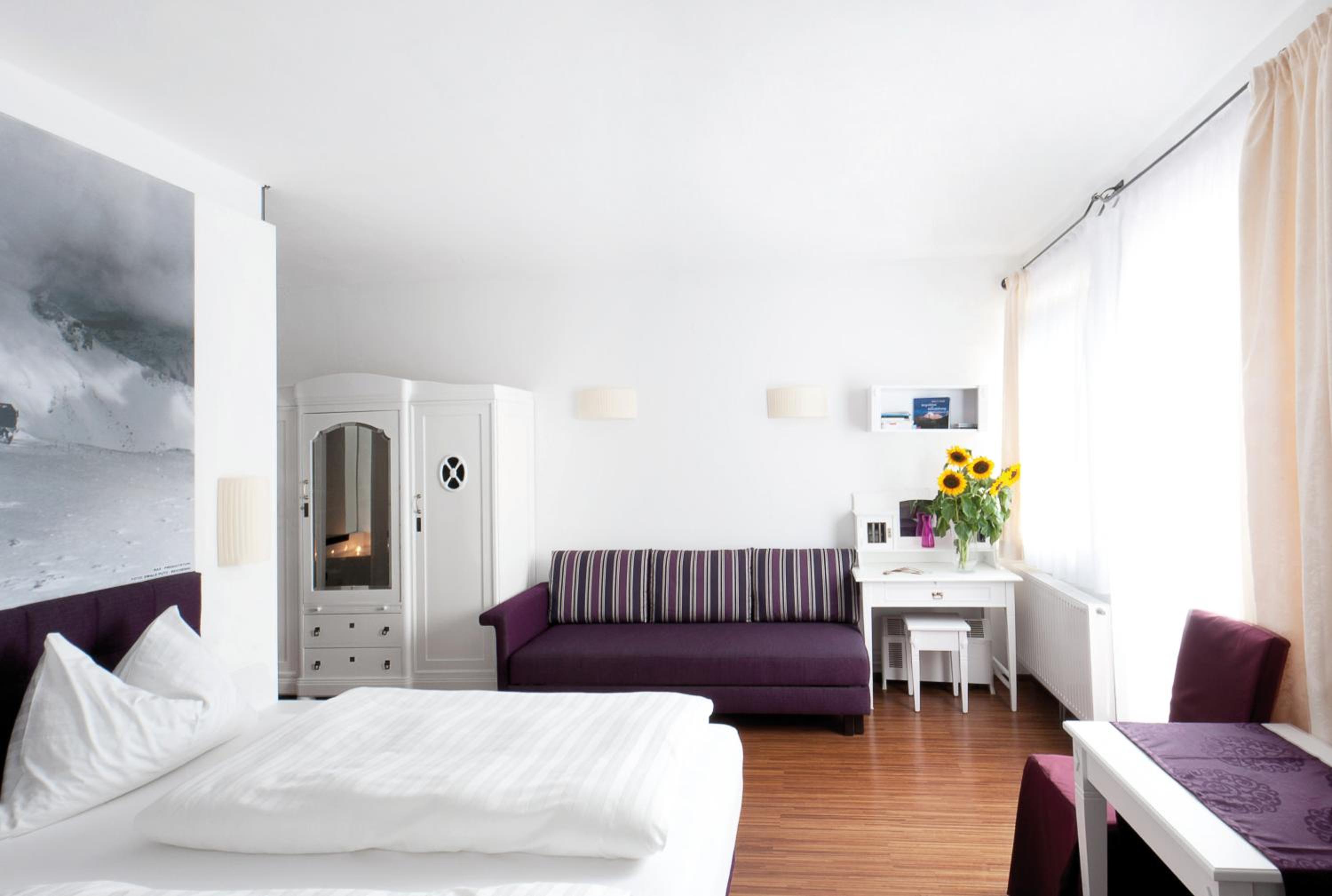 Junior Suite with Balcony - Photo 5