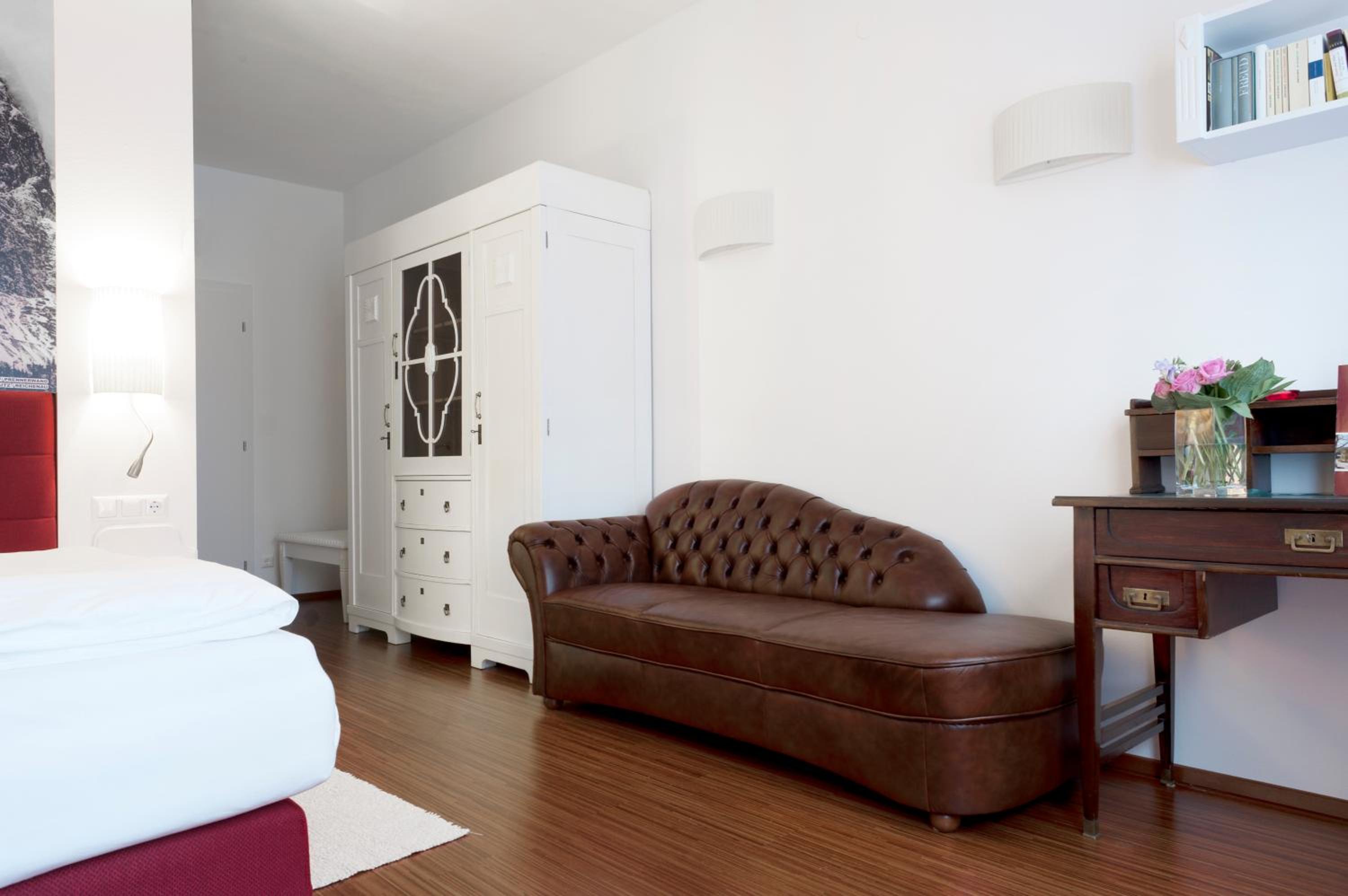 Junior Suite with Balcony - Photo 2