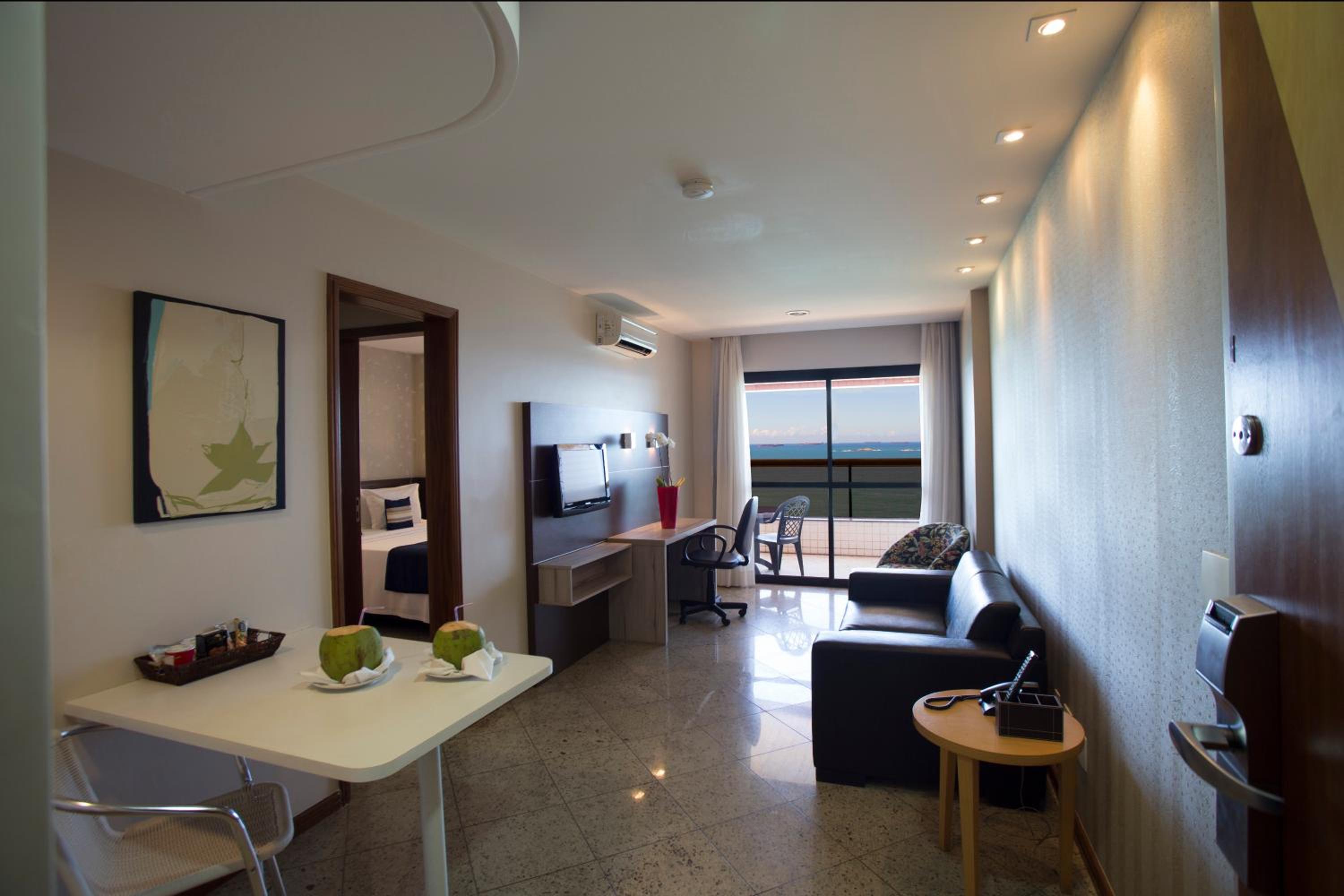 Deluxe Suite with Sea View - Photo 4