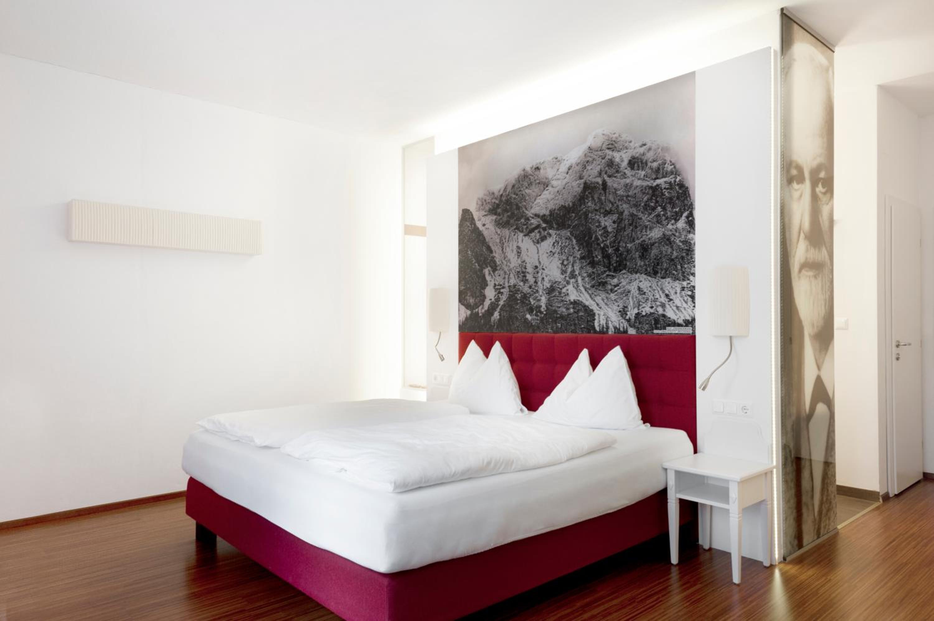 Junior Suite with Balcony - Photo 7