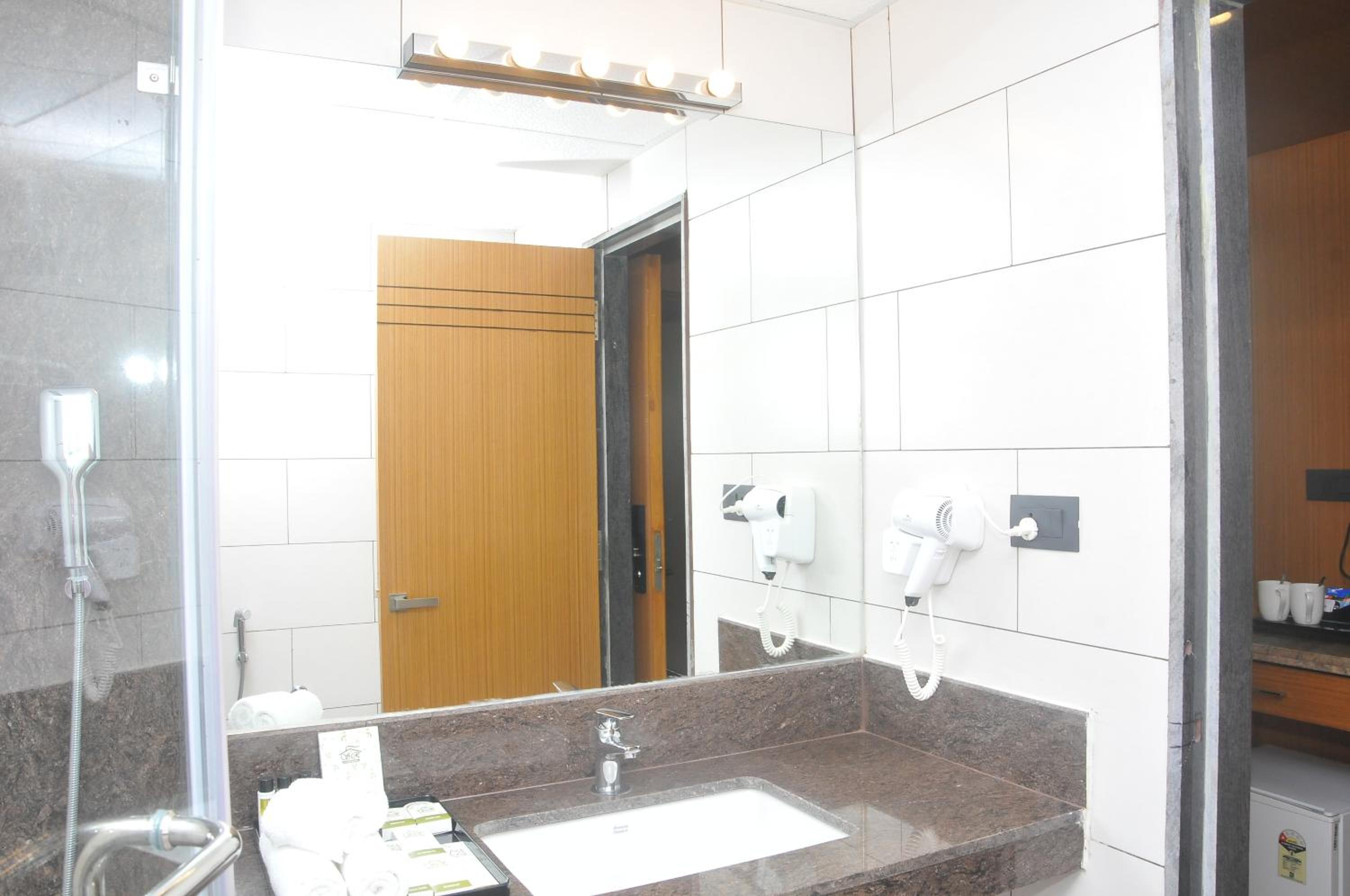 Deluxe Double Room (2 Adults + 1 Child) - Photo 3