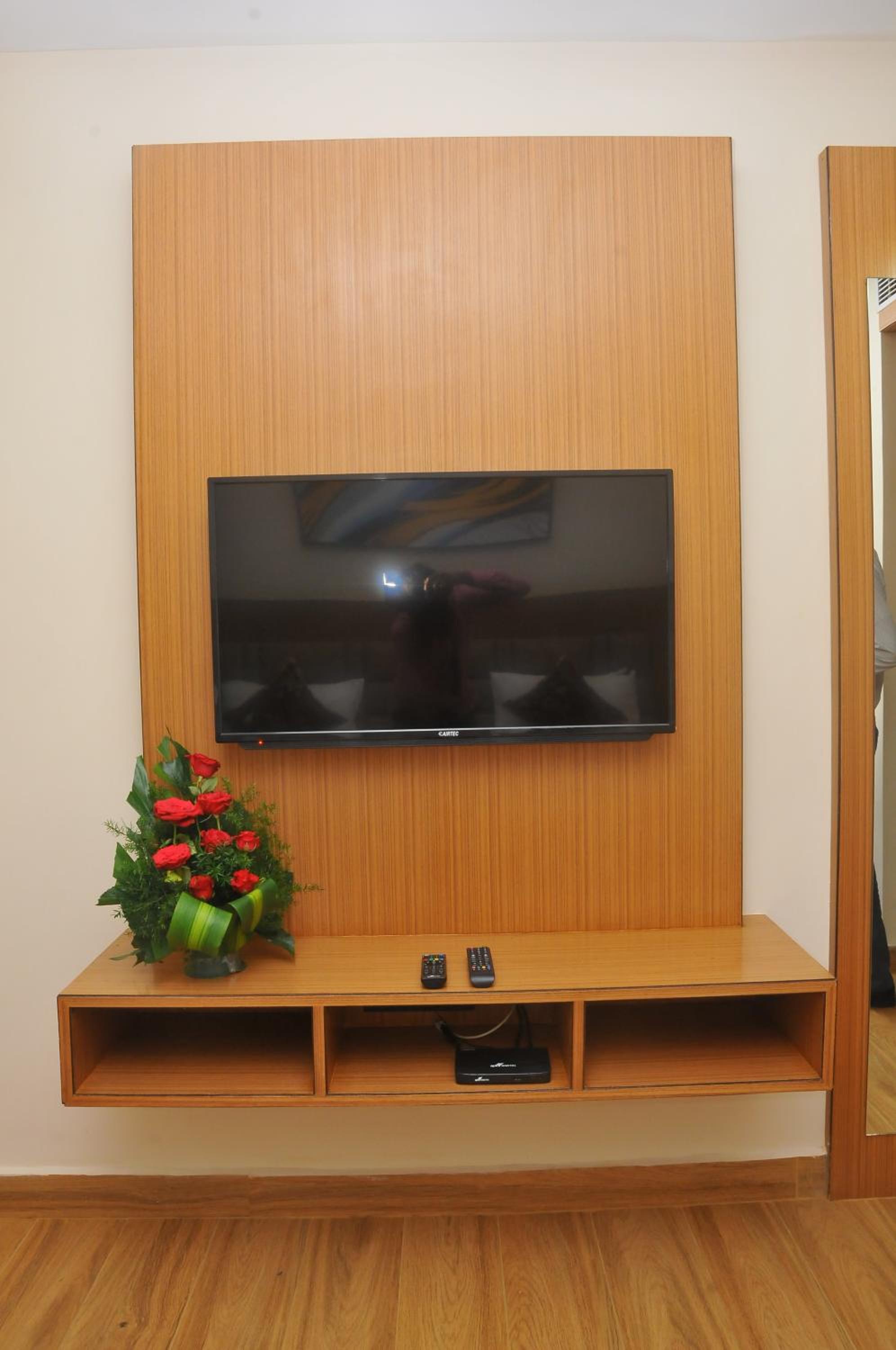 Deluxe Double Room (2 Adults + 1 Child) - Photo 1