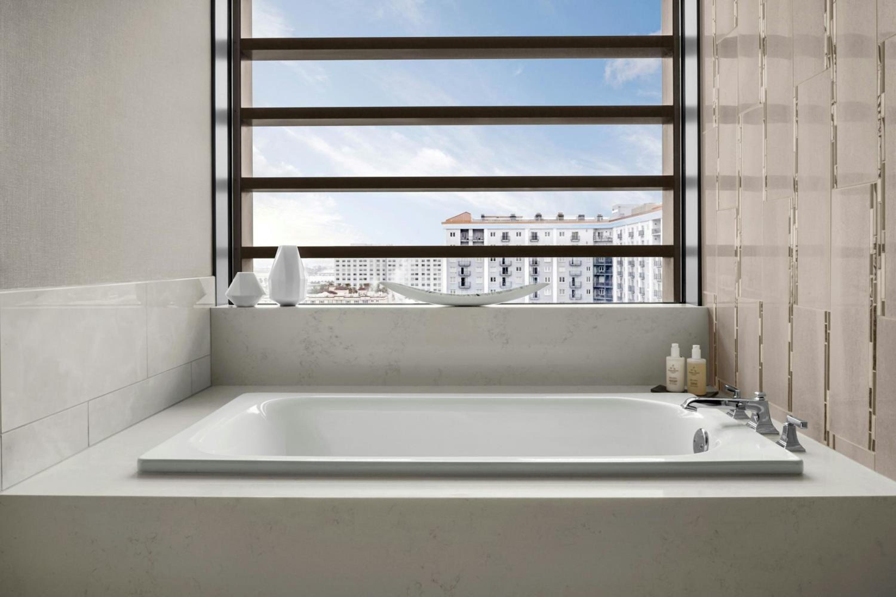 Premium Suite with Two Beds - Photo 5