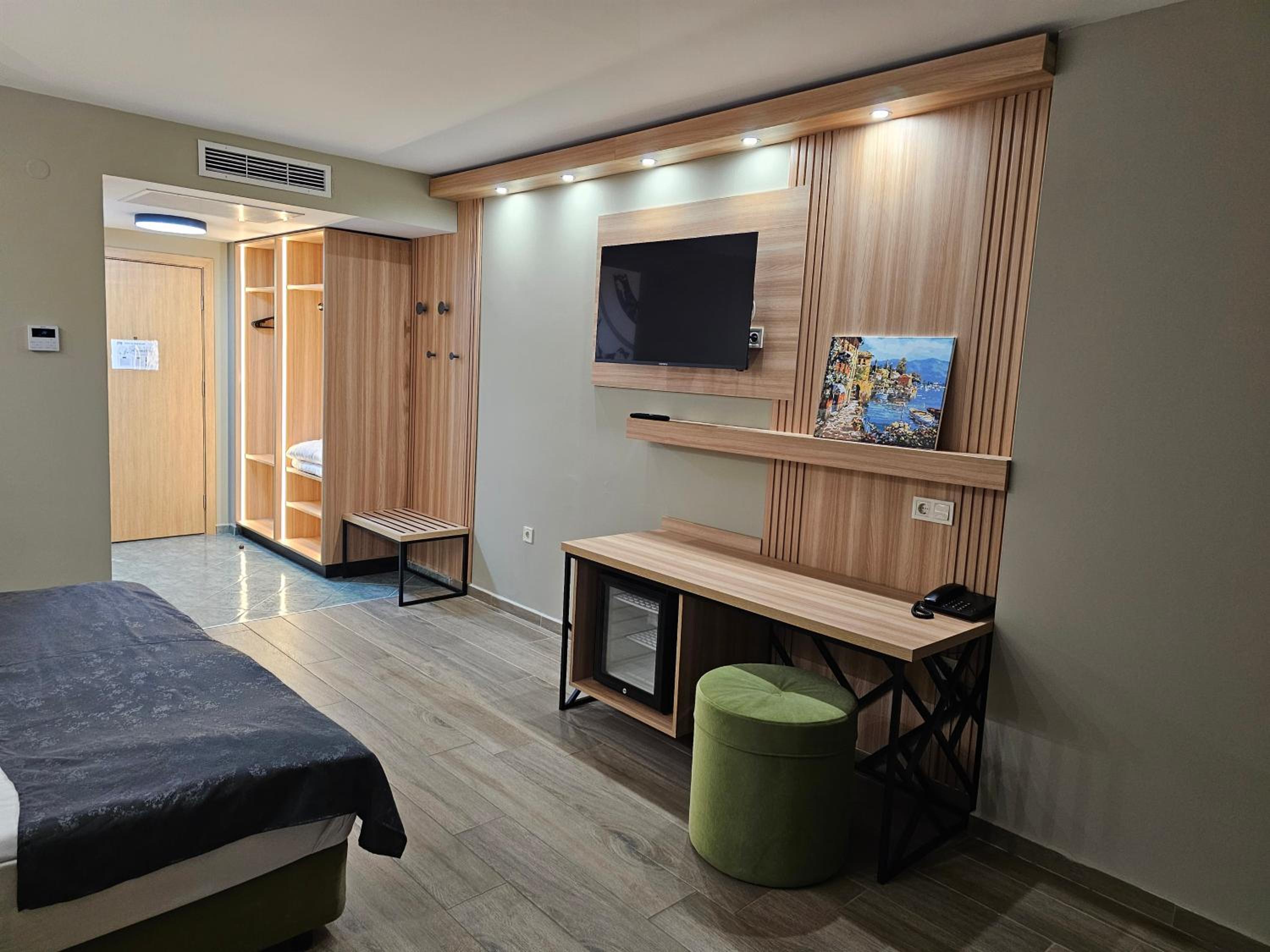 Deluxe Double Room with Balcony (2 Adults + 1 Child) photo 1