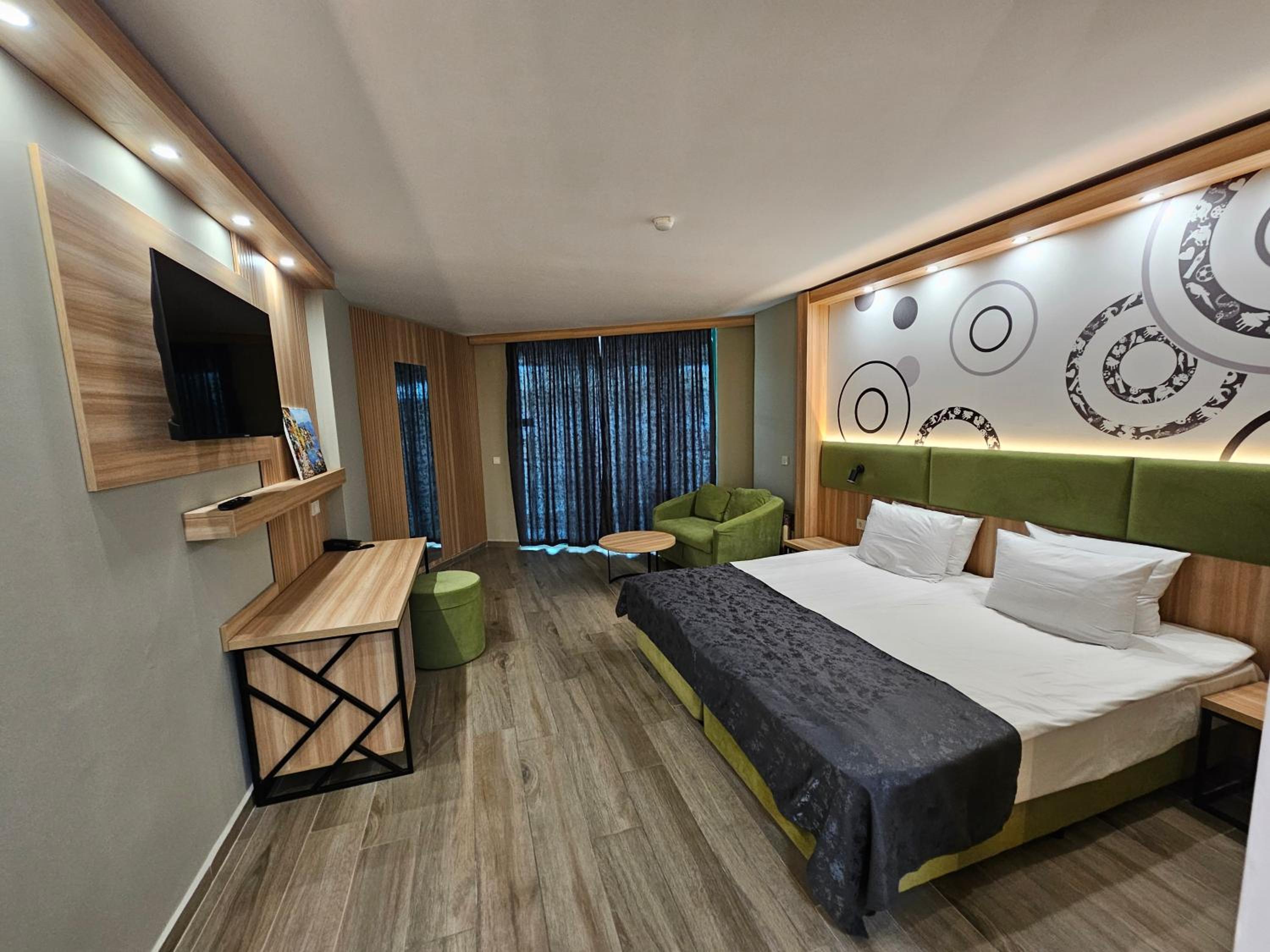 Deluxe Double Room with Extra Bed (3 Adults) photo 1