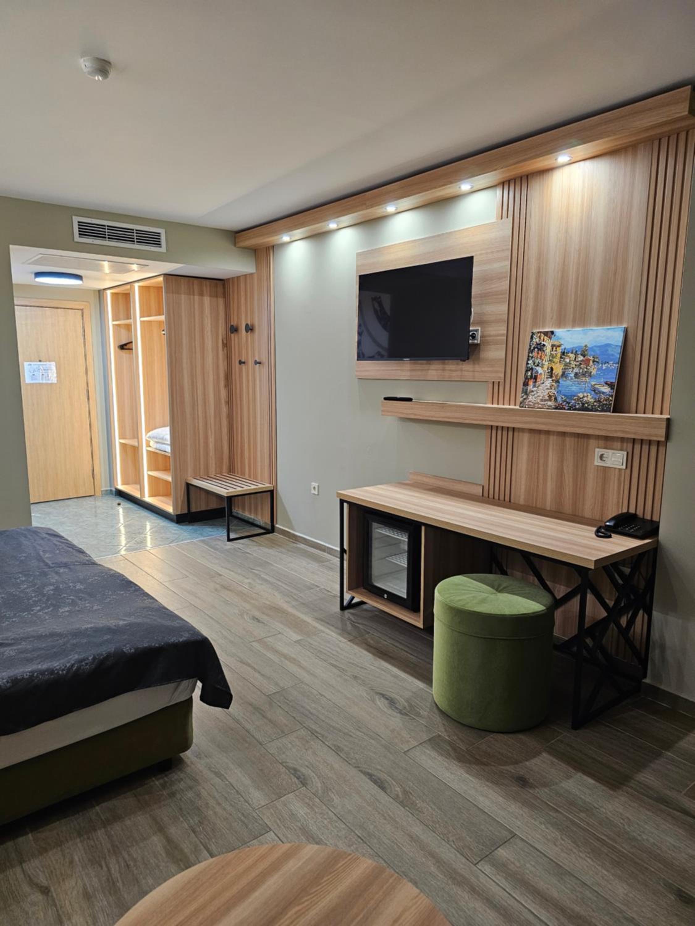Deluxe Double Room with Extra Bed (3 Adults) photo 2