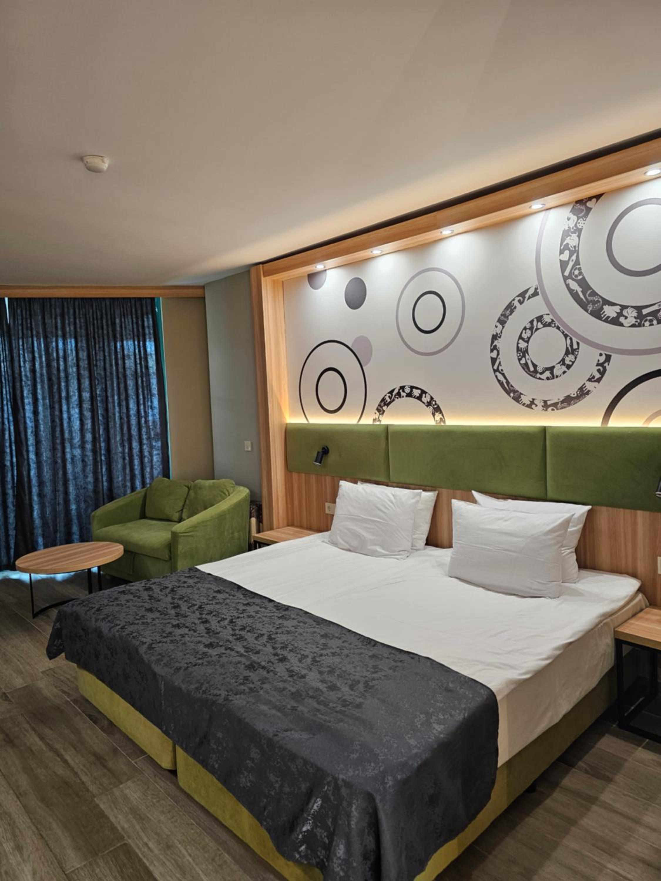 Deluxe Double Room with Balcony (2 Adults + 1 Child) photo 2