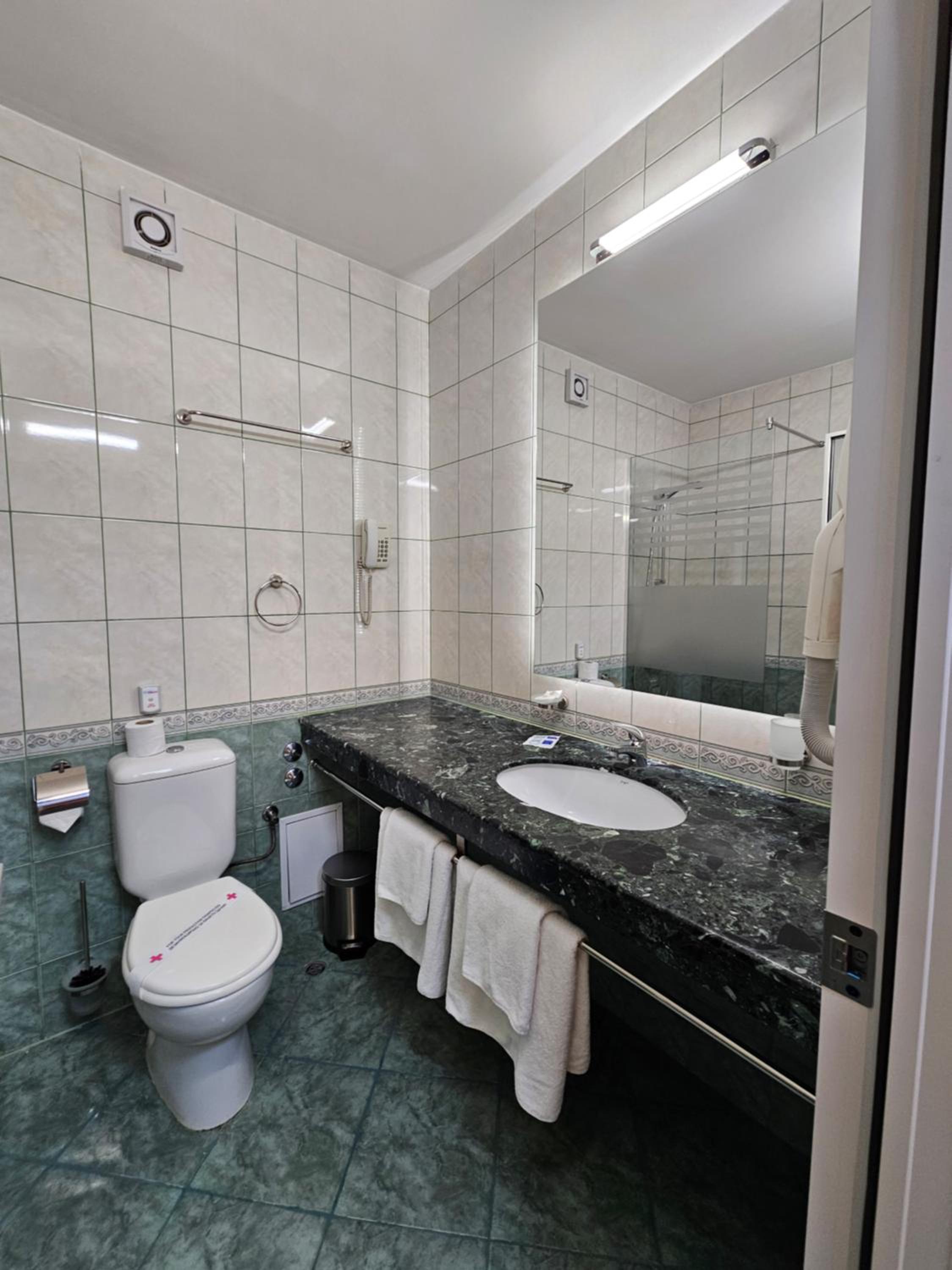 Deluxe Double Room with Balcony (2 Adults + 1 Child) photo 3