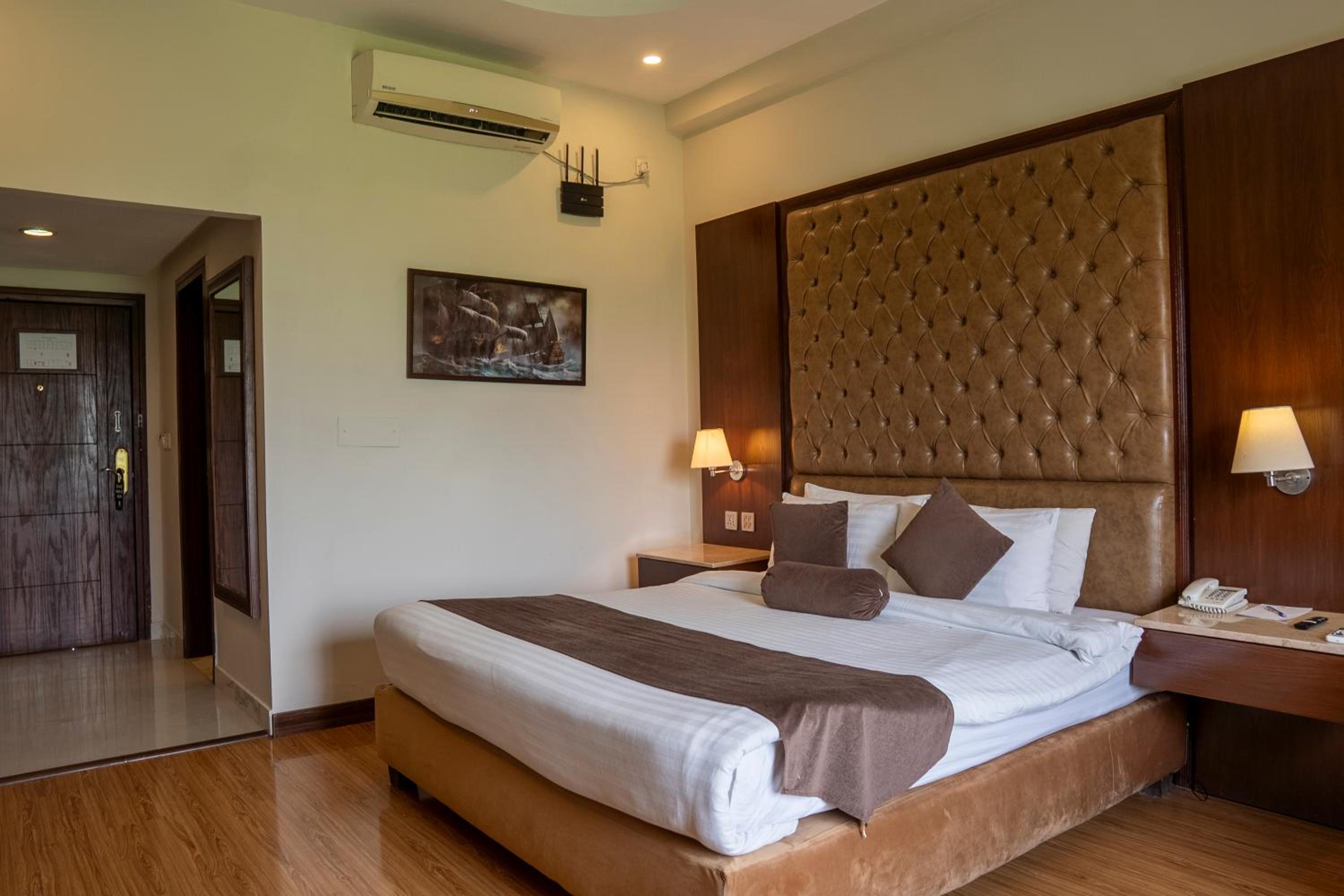 Deluxe King Room - Photo 6