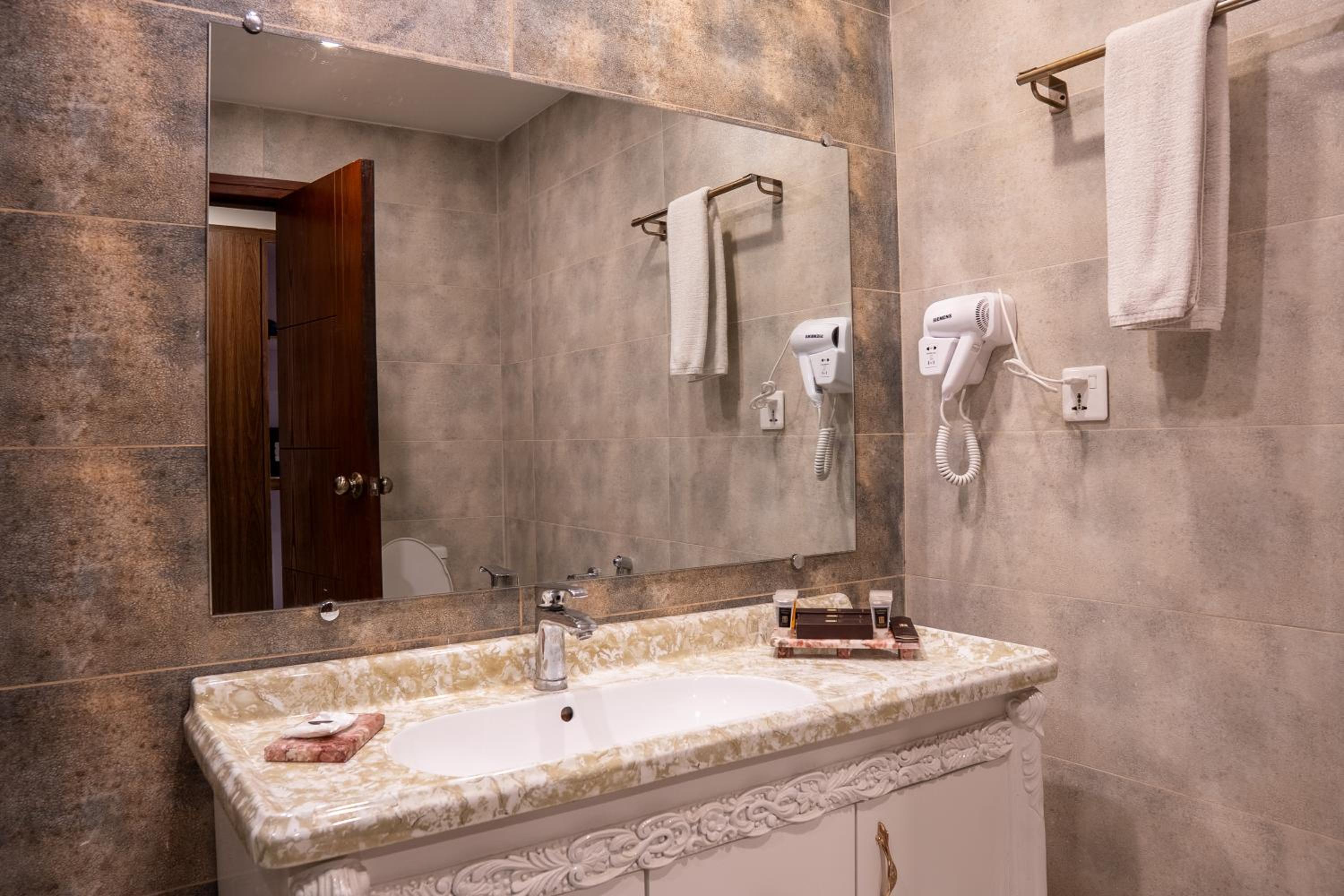 Deluxe King Room - Photo 5
