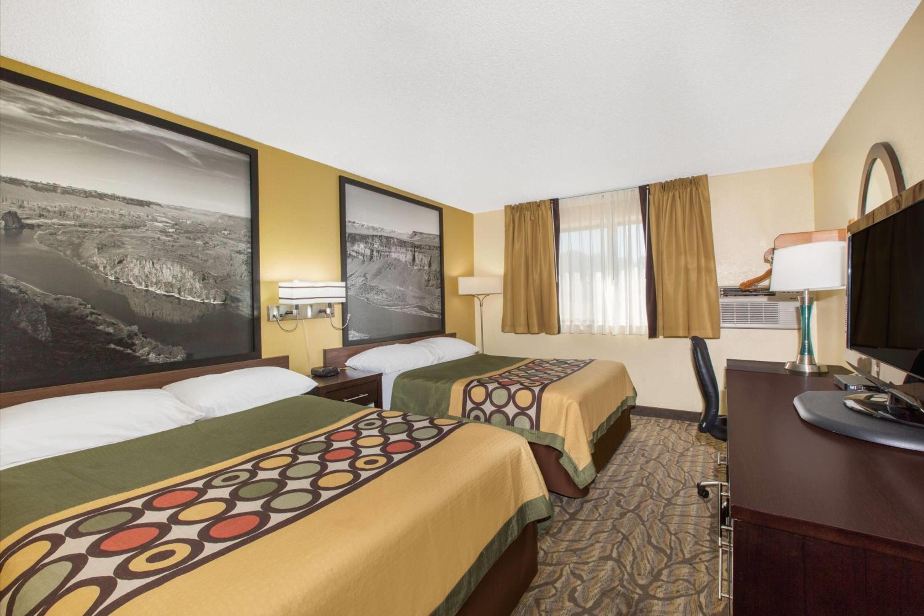 Queen Room with Two Queen Beds - Non-Smoking - Photo 1