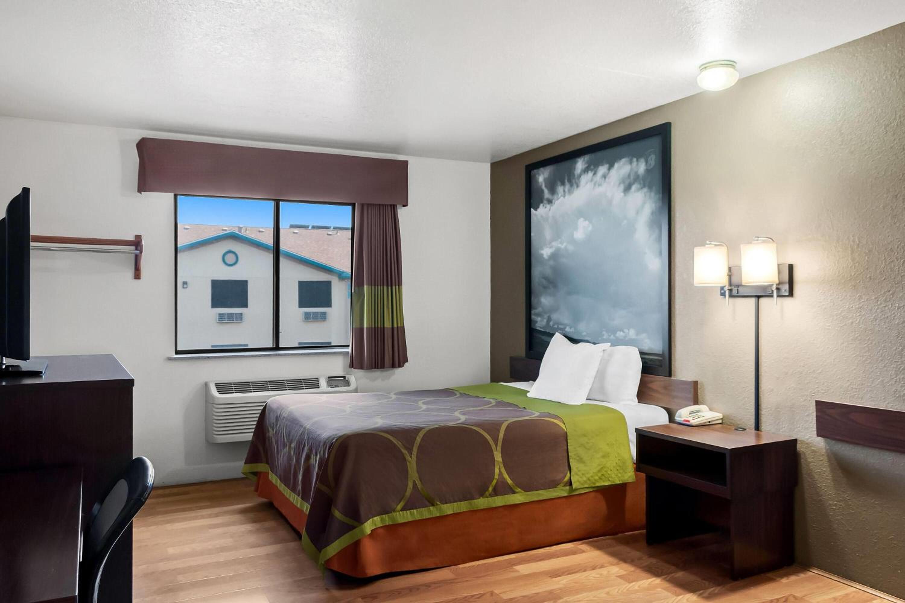 Queen Room - Pet Friendly/Non-Smoking - Photo 2