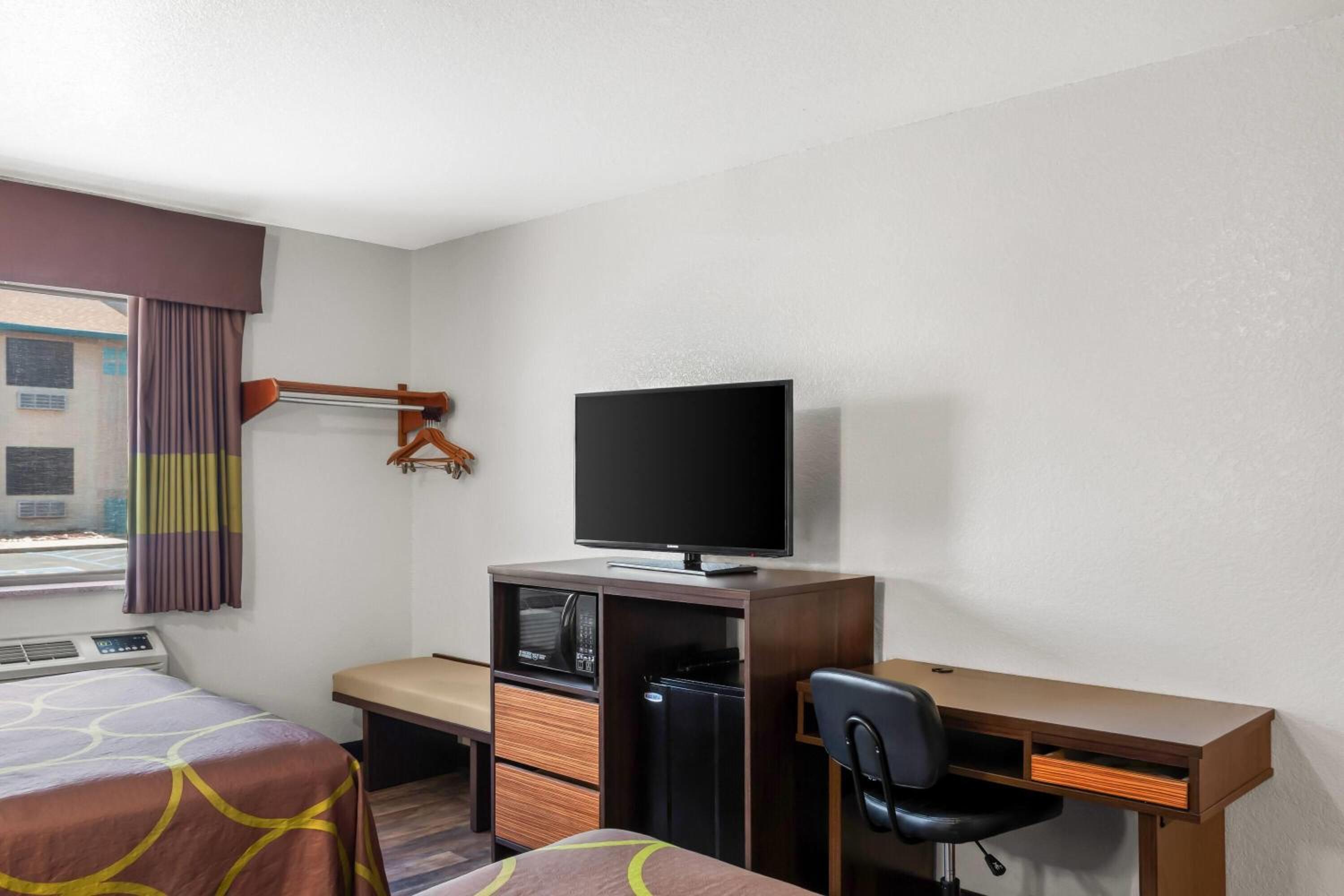 Queen Room with Two Queen Beds - Pet Friendly/Non-Smoking - Photo 3